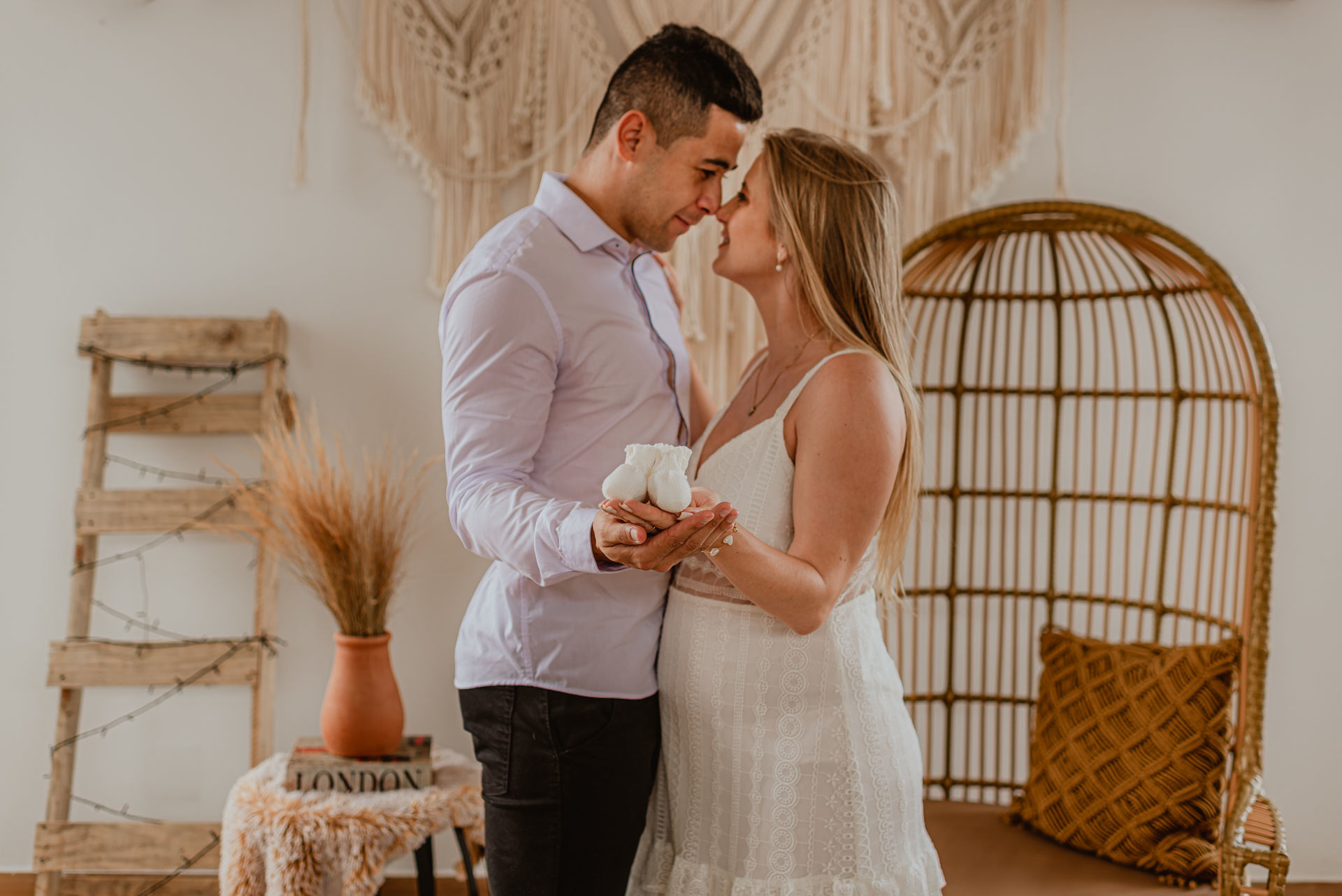 Foto Ensaio de Gestante no RevoLoft Estúdio Fotográfico e Experiências Intimistas - Gabriela e Bruno à espera de Benjamin - Imagem 26