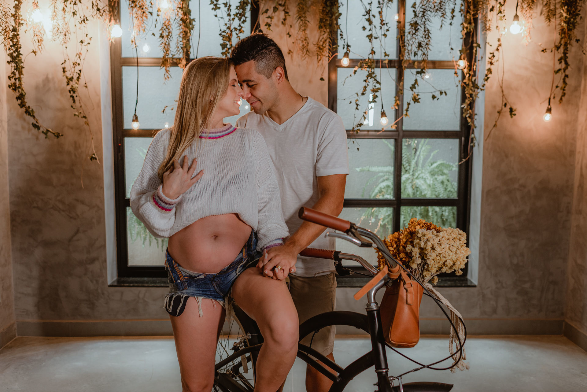 Foto Ensaio de Gestante no RevoLoft Estúdio Fotográfico e Experiências Intimistas - Gabriela e Bruno à espera de Benjamin - Imagem 16