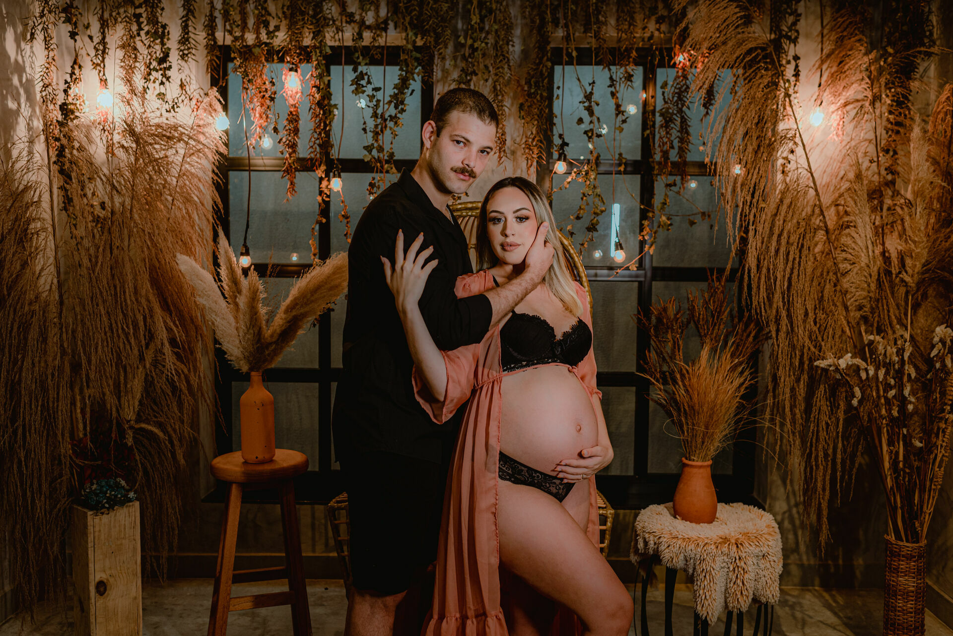 Foto Ensaio Fotográfico de Gestante em Estúdio Estilo Industrial - Revoloft - Helô e Marcelo - Imagem 0