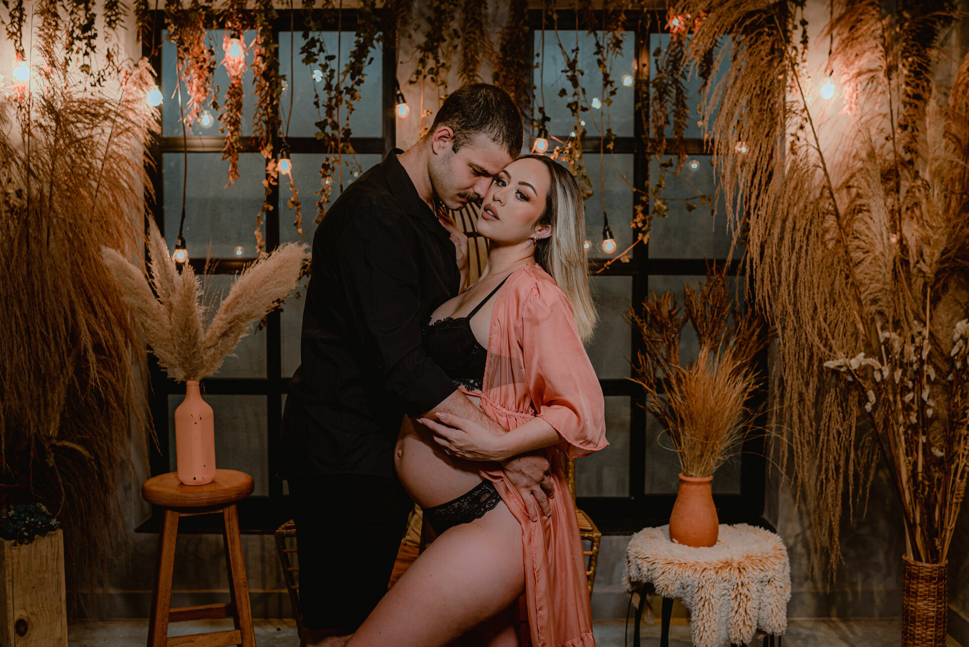 Foto Ensaio Fotográfico de Gestante em Estúdio Estilo Industrial - Revoloft - Helô e Marcelo - Imagem 1