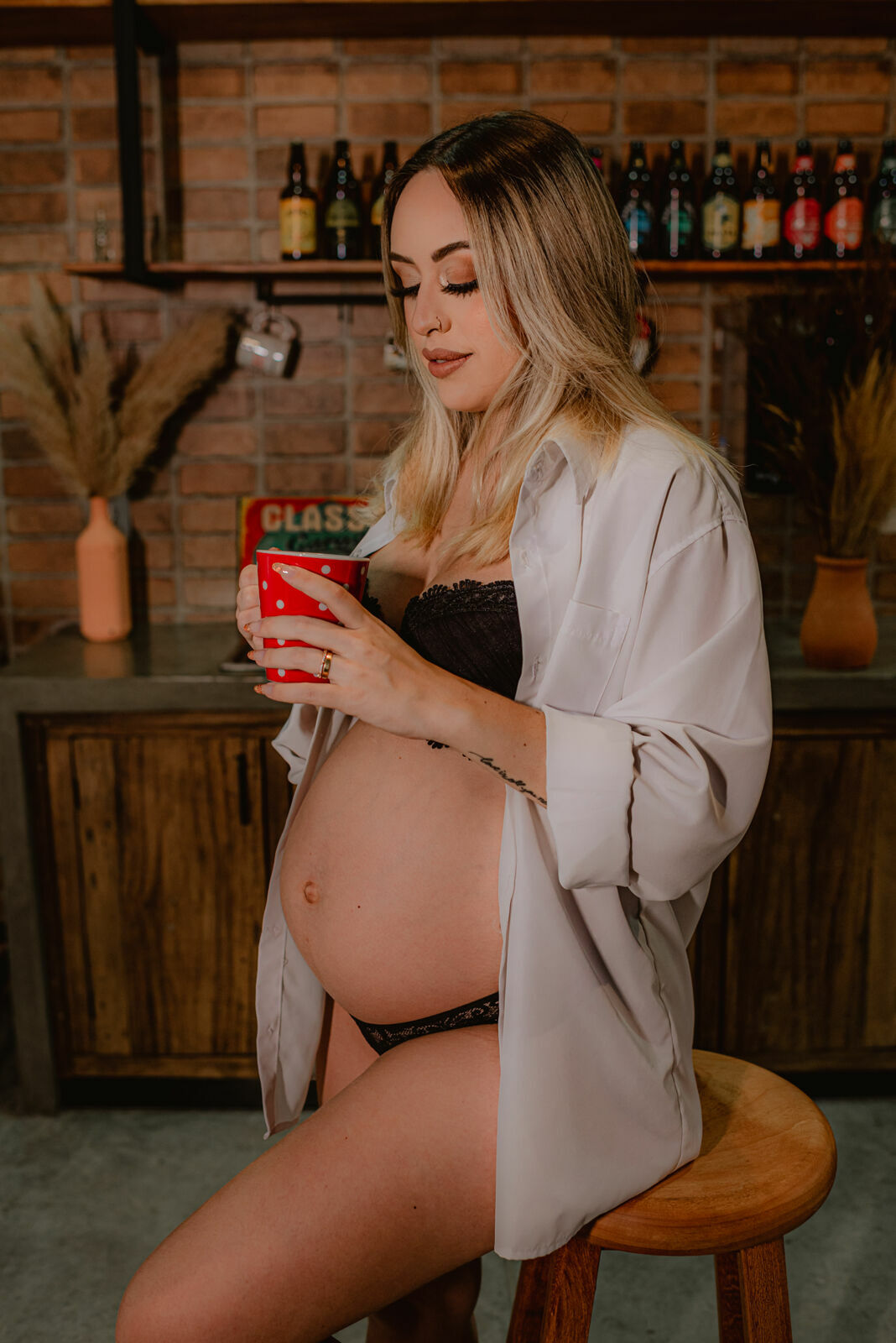 Foto Ensaio Fotográfico de Gestante em Estúdio Estilo Industrial - Revoloft - Helô e Marcelo - Imagem 13