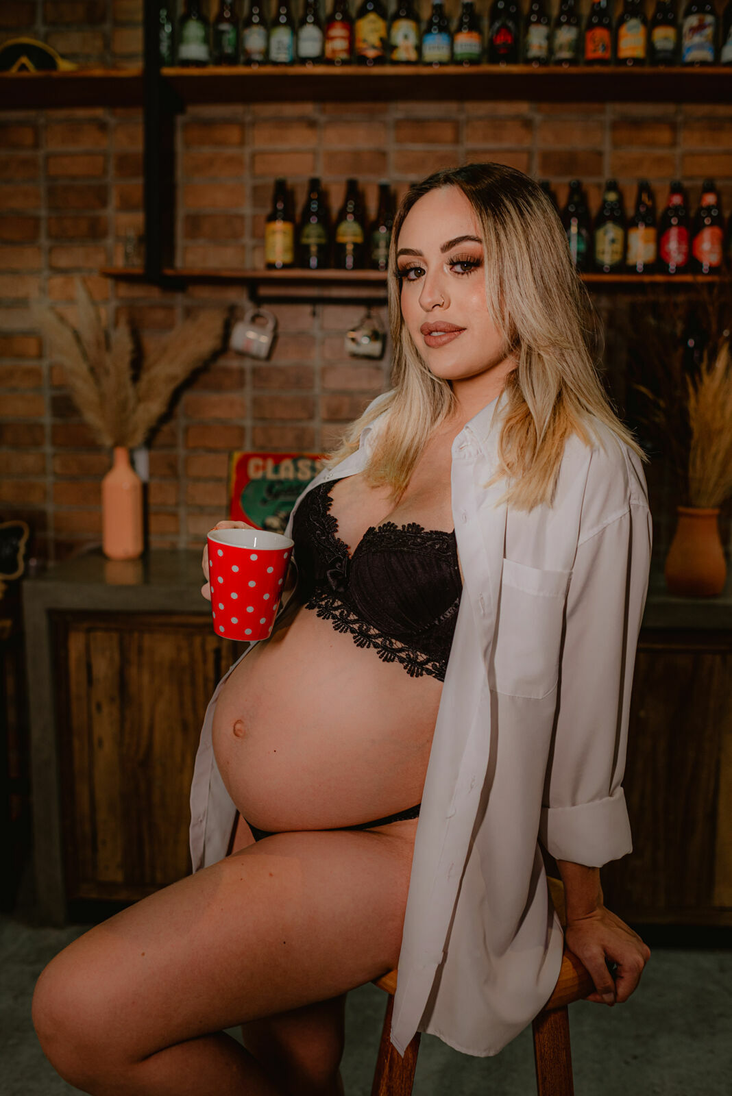 Foto Ensaio Fotográfico de Gestante em Estúdio Estilo Industrial - Revoloft - Helô e Marcelo - Imagem 14