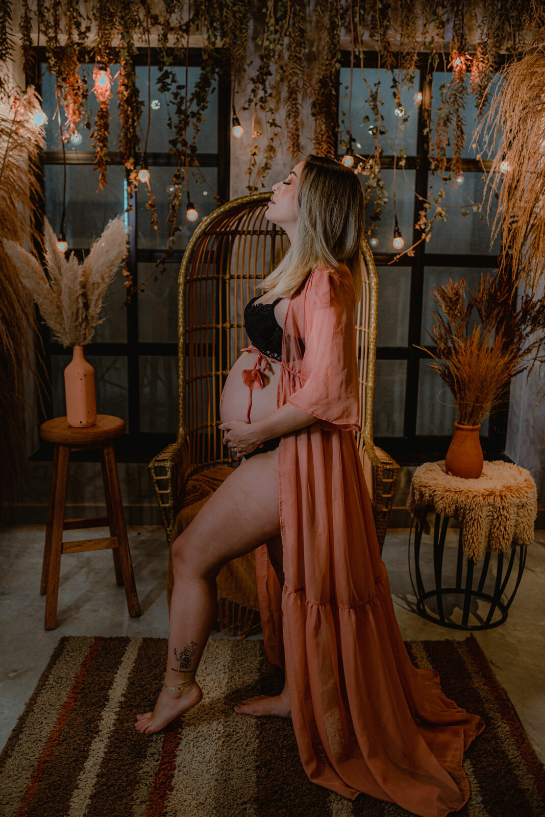 Foto Ensaio Fotográfico de Gestante em Estúdio Estilo Industrial - Revoloft - Helô e Marcelo - Imagem 9