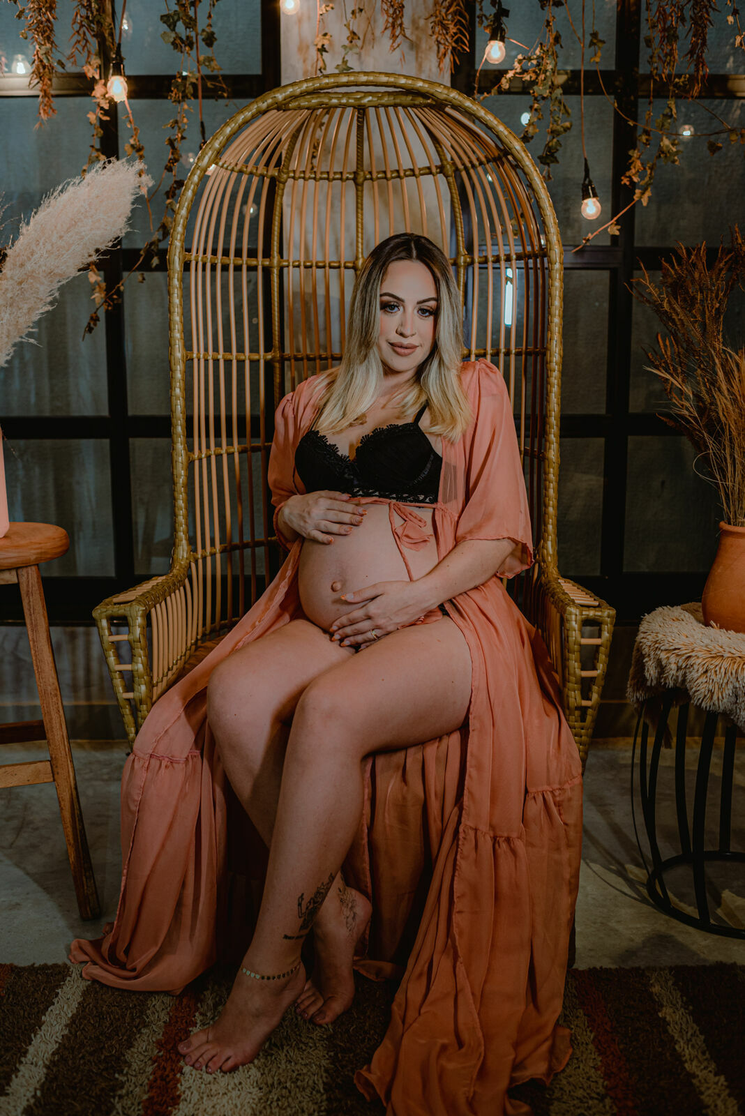 Foto Ensaio Fotográfico de Gestante em Estúdio Estilo Industrial - Revoloft - Helô e Marcelo - Imagem 4