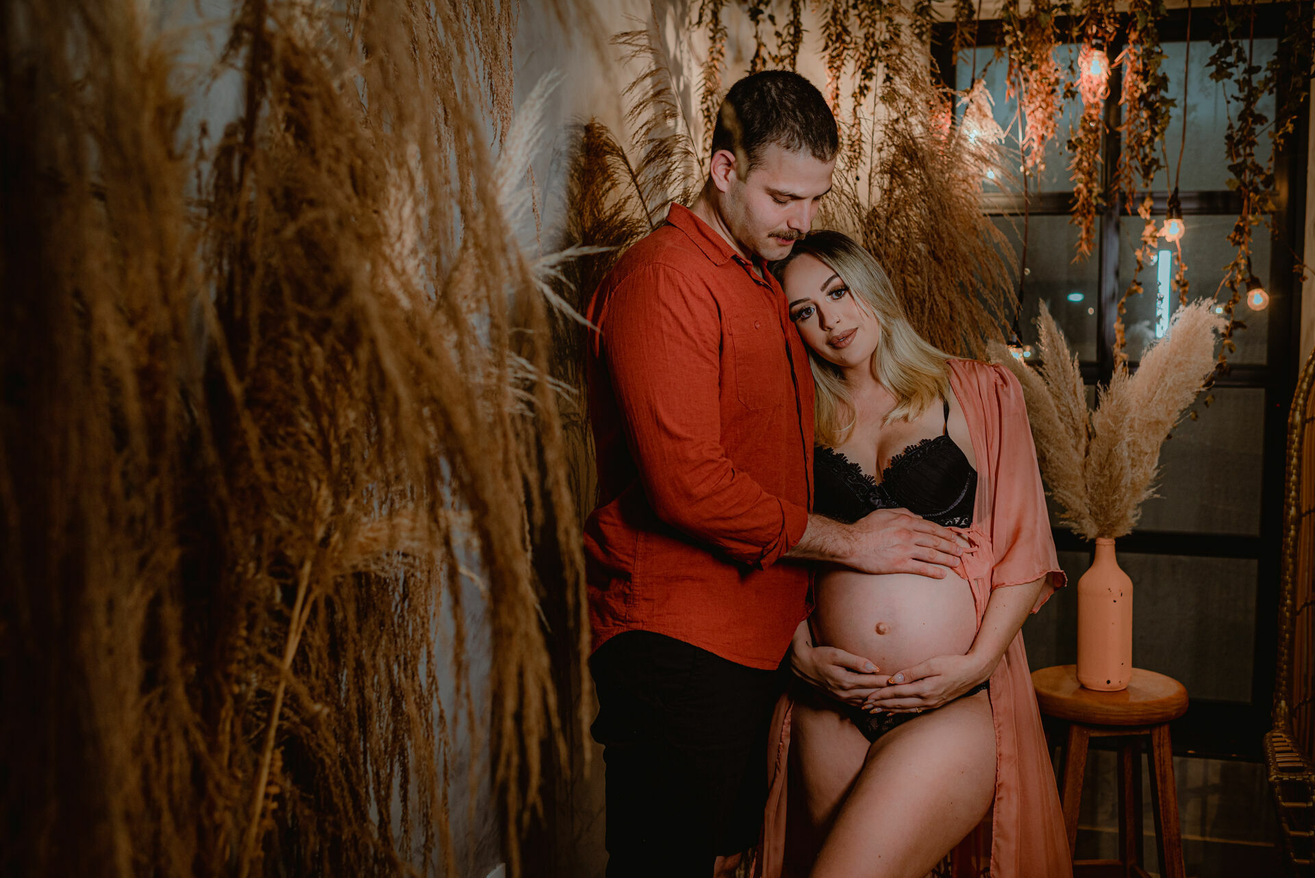 Foto Ensaio Fotográfico de Gestante em Estúdio Estilo Industrial - Revoloft - Helô e Marcelo - Imagem 10