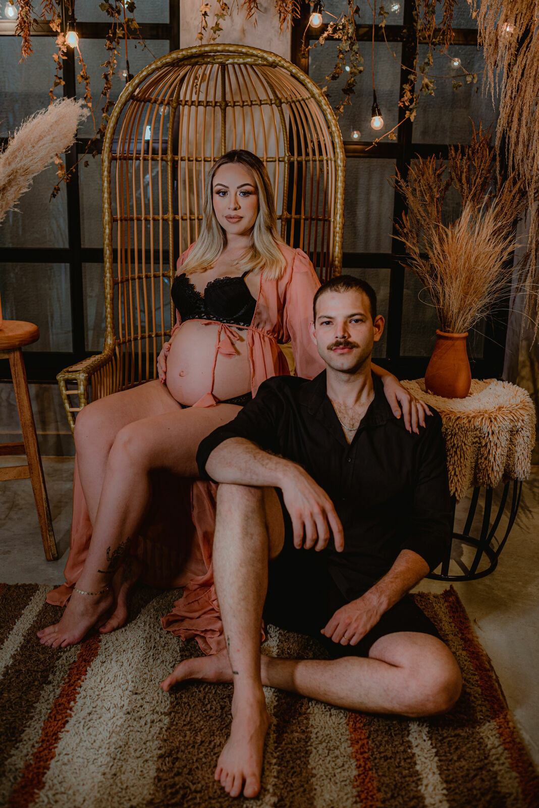 Foto Ensaio Fotográfico de Gestante em Estúdio Estilo Industrial - Revoloft - Helô e Marcelo - Imagem 5