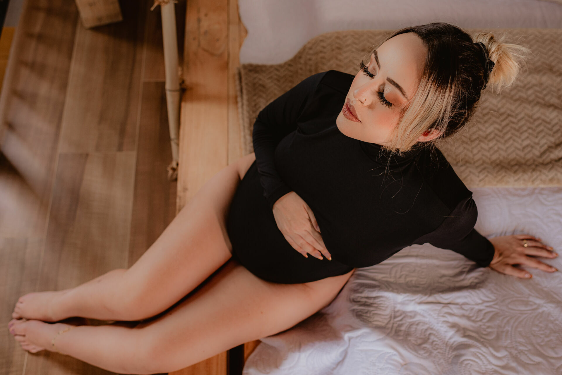 Foto Ensaio Fotográfico de Gestante em Estúdio Estilo Industrial - Revoloft - Helô e Marcelo - Imagem 23