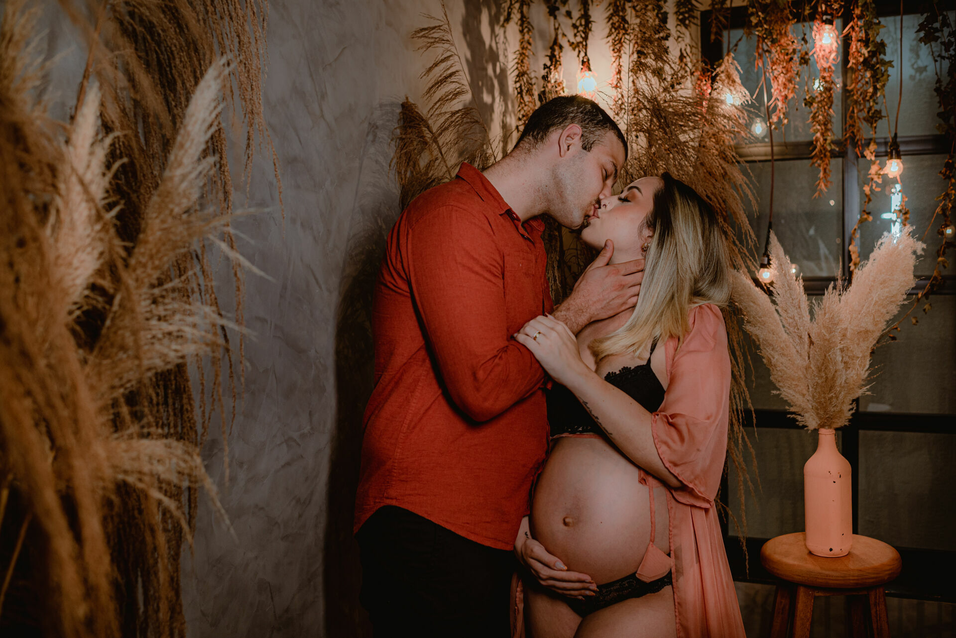 Foto Ensaio Fotográfico de Gestante em Estúdio Estilo Industrial - Revoloft - Helô e Marcelo - Imagem 11