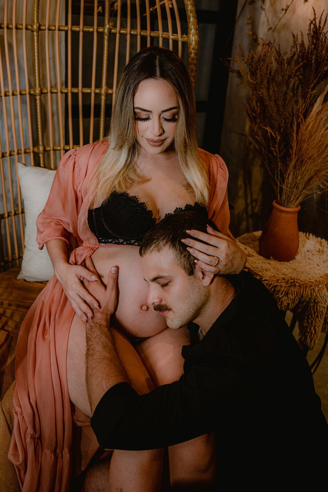 Foto Ensaio Fotográfico de Gestante em Estúdio Estilo Industrial - Revoloft - Helô e Marcelo - Imagem 6