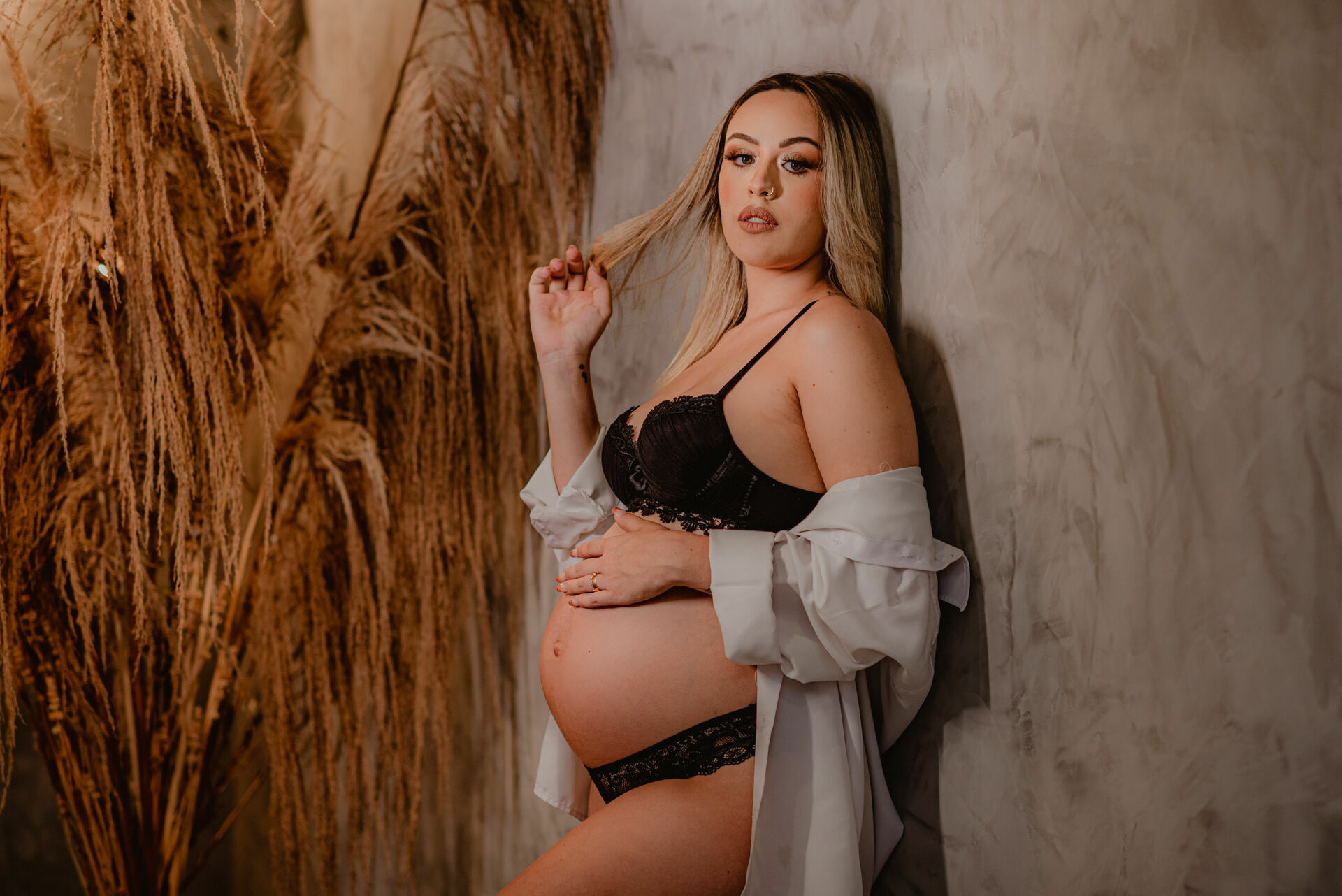 Foto Ensaio Fotográfico de Gestante em Estúdio Estilo Industrial - Revoloft - Helô e Marcelo - Imagem 17