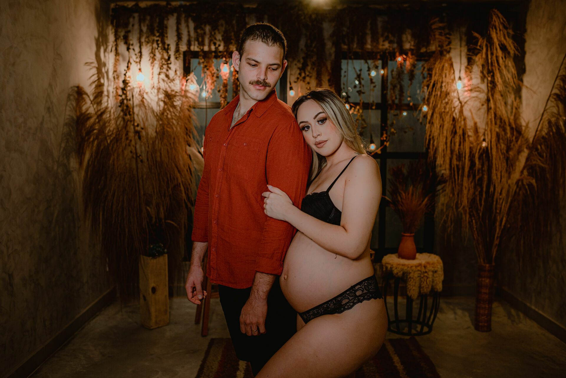 Foto Ensaio Fotográfico de Gestante em Estúdio Estilo Industrial - Revoloft - Helô e Marcelo - Imagem 12