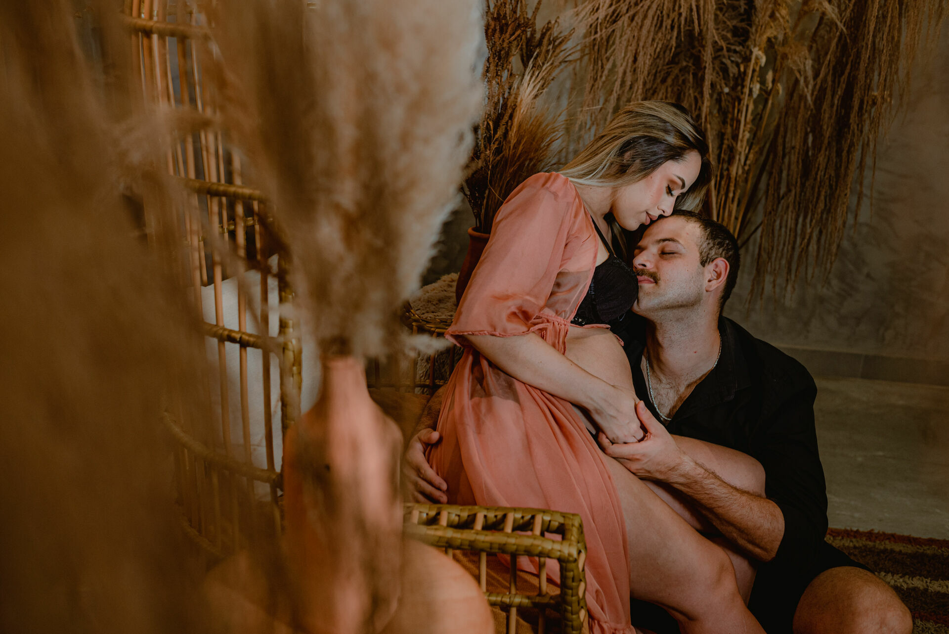 Foto Ensaio Fotográfico de Gestante em Estúdio Estilo Industrial - Revoloft - Helô e Marcelo - Imagem 8