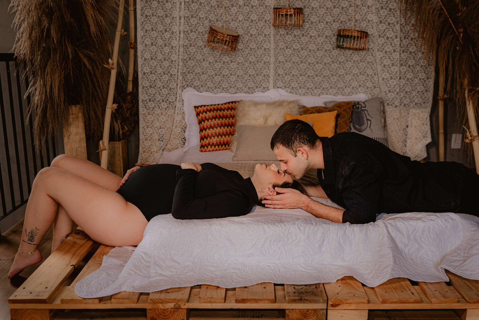 Foto Ensaio Fotográfico de Gestante em Estúdio Estilo Industrial - Revoloft - Helô e Marcelo - Imagem 22