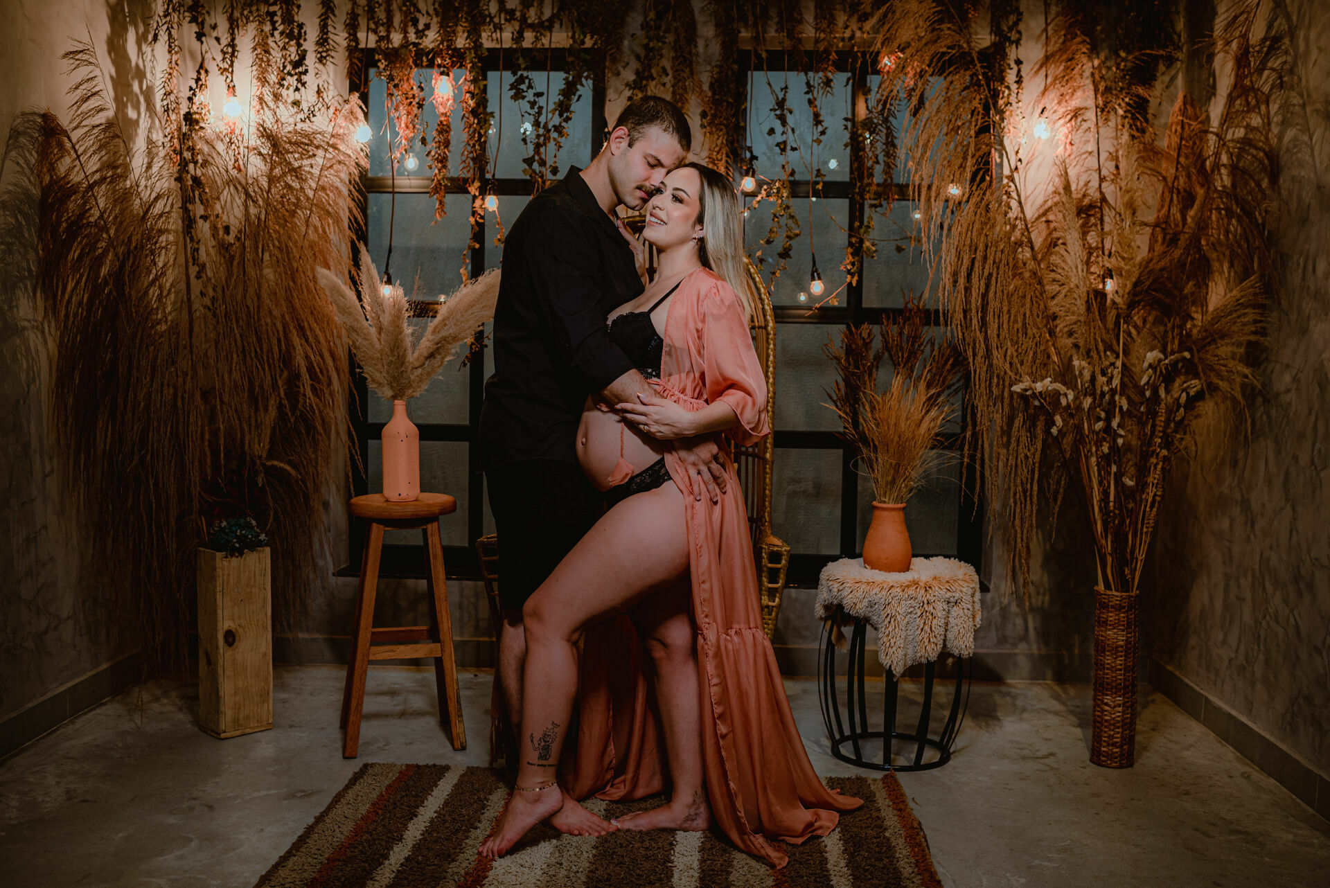 Foto Ensaio Fotográfico de Gestante em Estúdio Estilo Industrial - Revoloft - Helô e Marcelo - Imagem 2