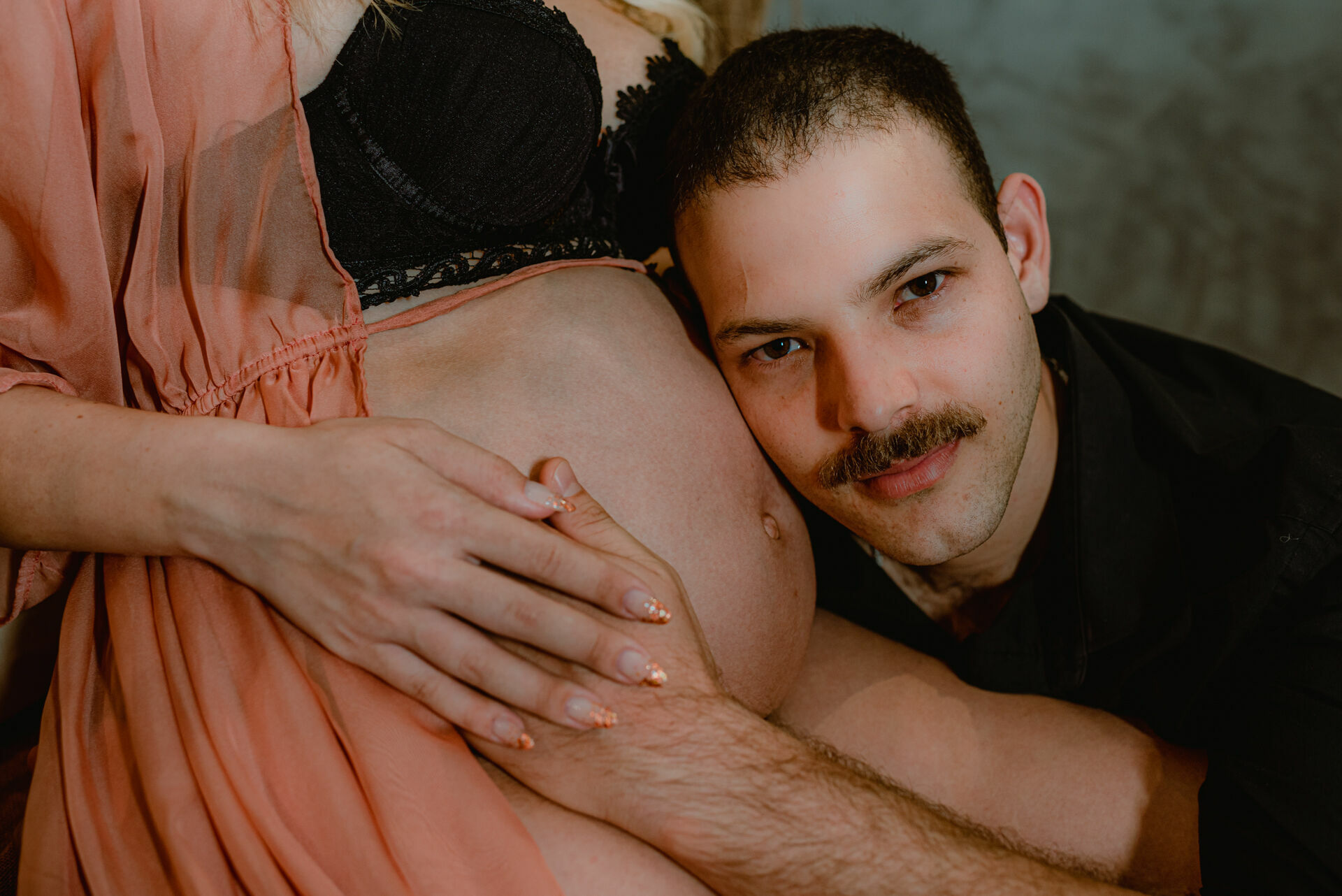 Foto Ensaio Fotográfico de Gestante em Estúdio Estilo Industrial - Revoloft - Helô e Marcelo - Imagem 7