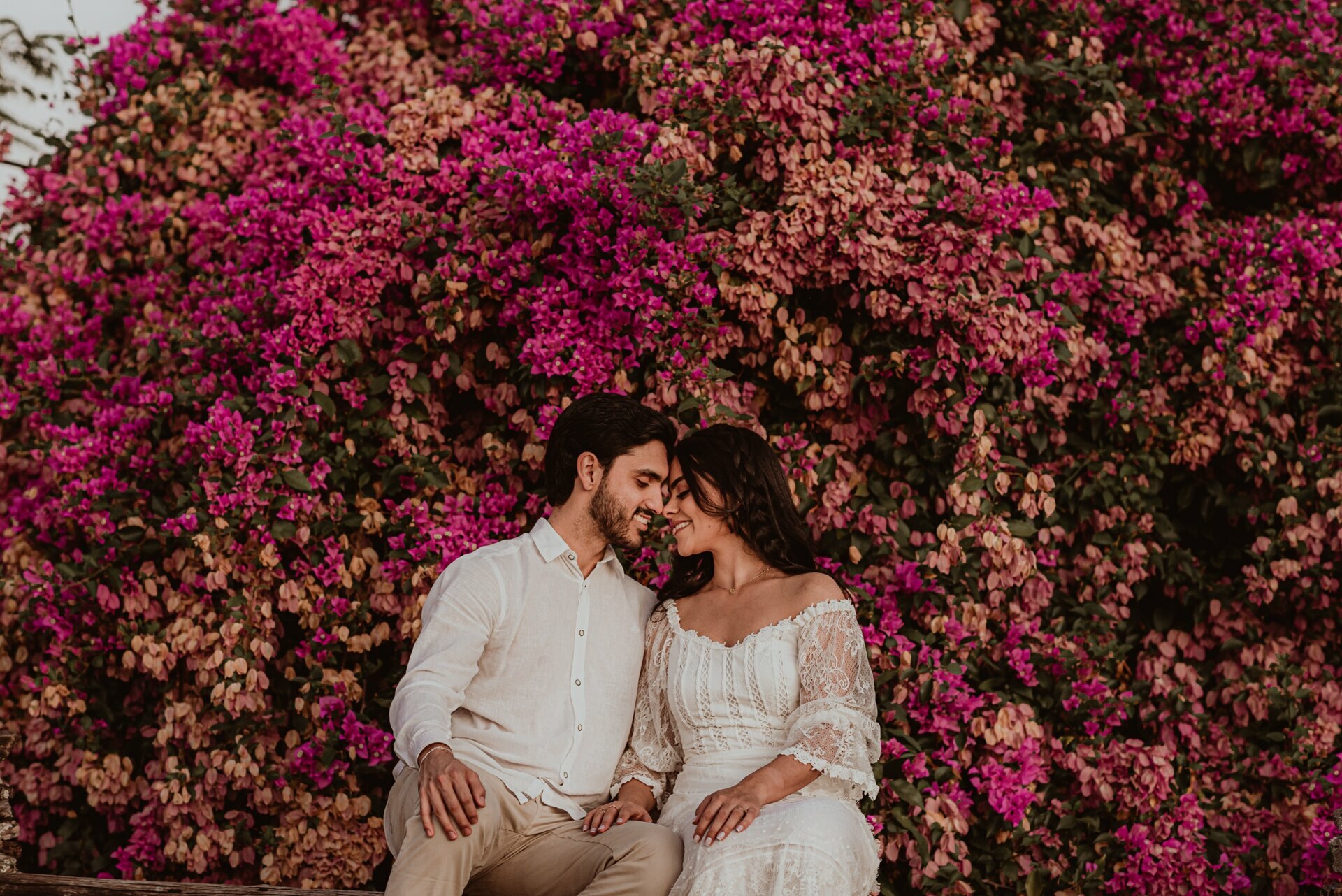 Pré-wedding com flores bouganville rosa na fazenda - Sarah e Vitor Hugo