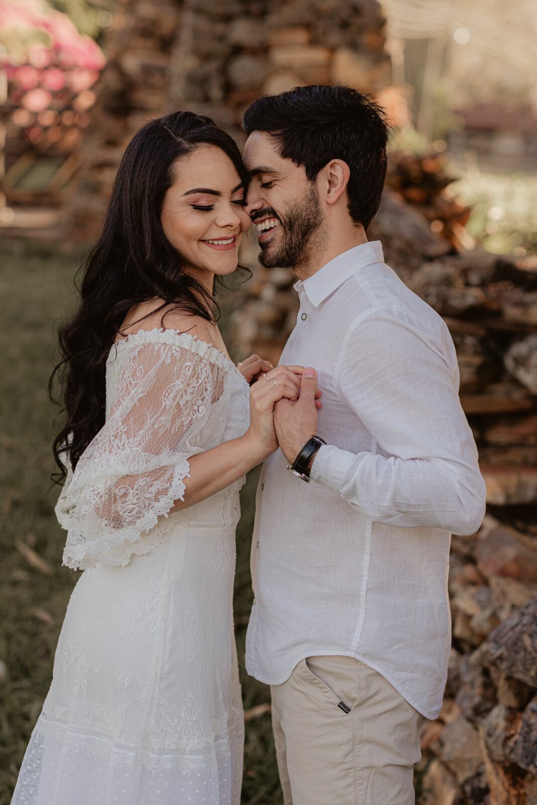 Foto Pré-wedding com flores bouganville rosa na fazenda - Sarah e Vitor Hugo - Imagem 2