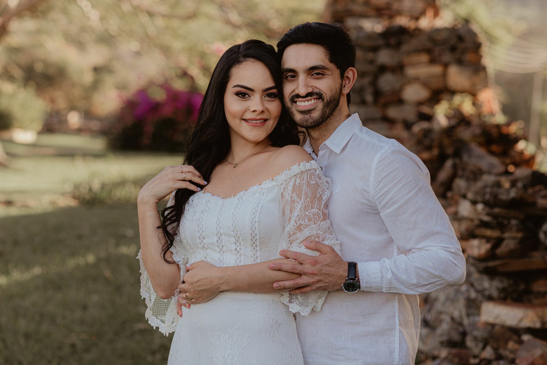 Foto Pré-wedding com flores bouganville rosa na fazenda - Sarah e Vitor Hugo - Imagem 3