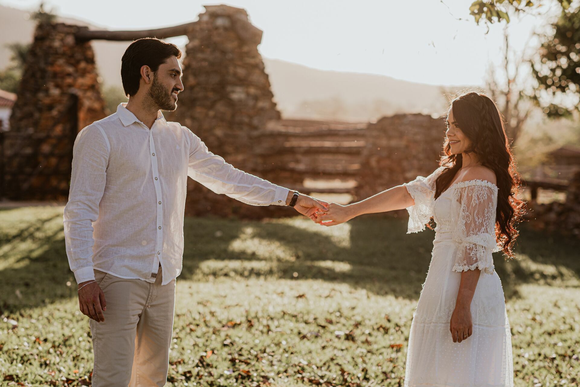 Foto Pré-wedding com flores bouganville rosa na fazenda - Sarah e Vitor Hugo - Imagem 5