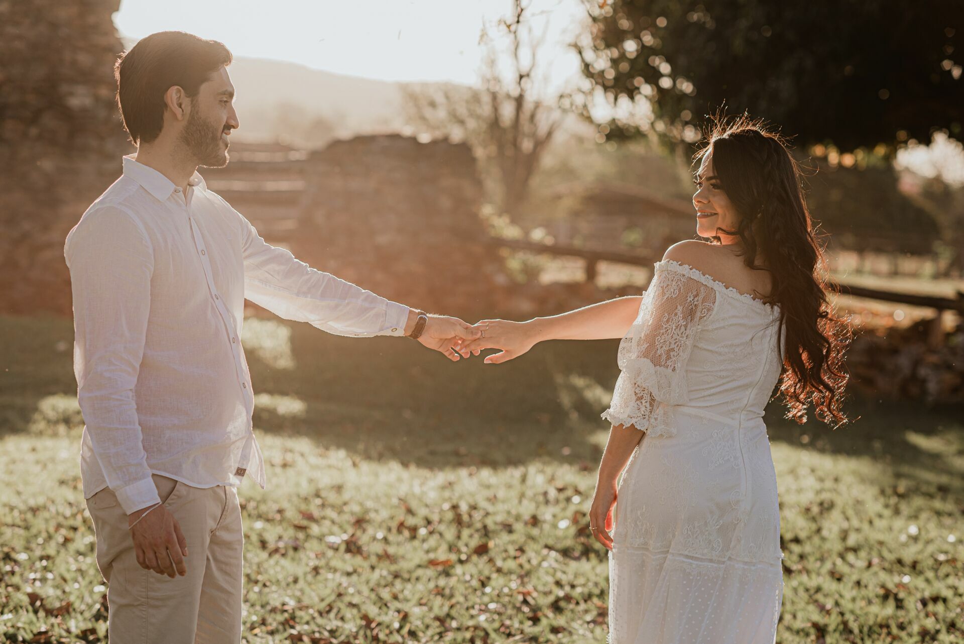 Foto Pré-wedding com flores bouganville rosa na fazenda - Sarah e Vitor Hugo - Imagem 6