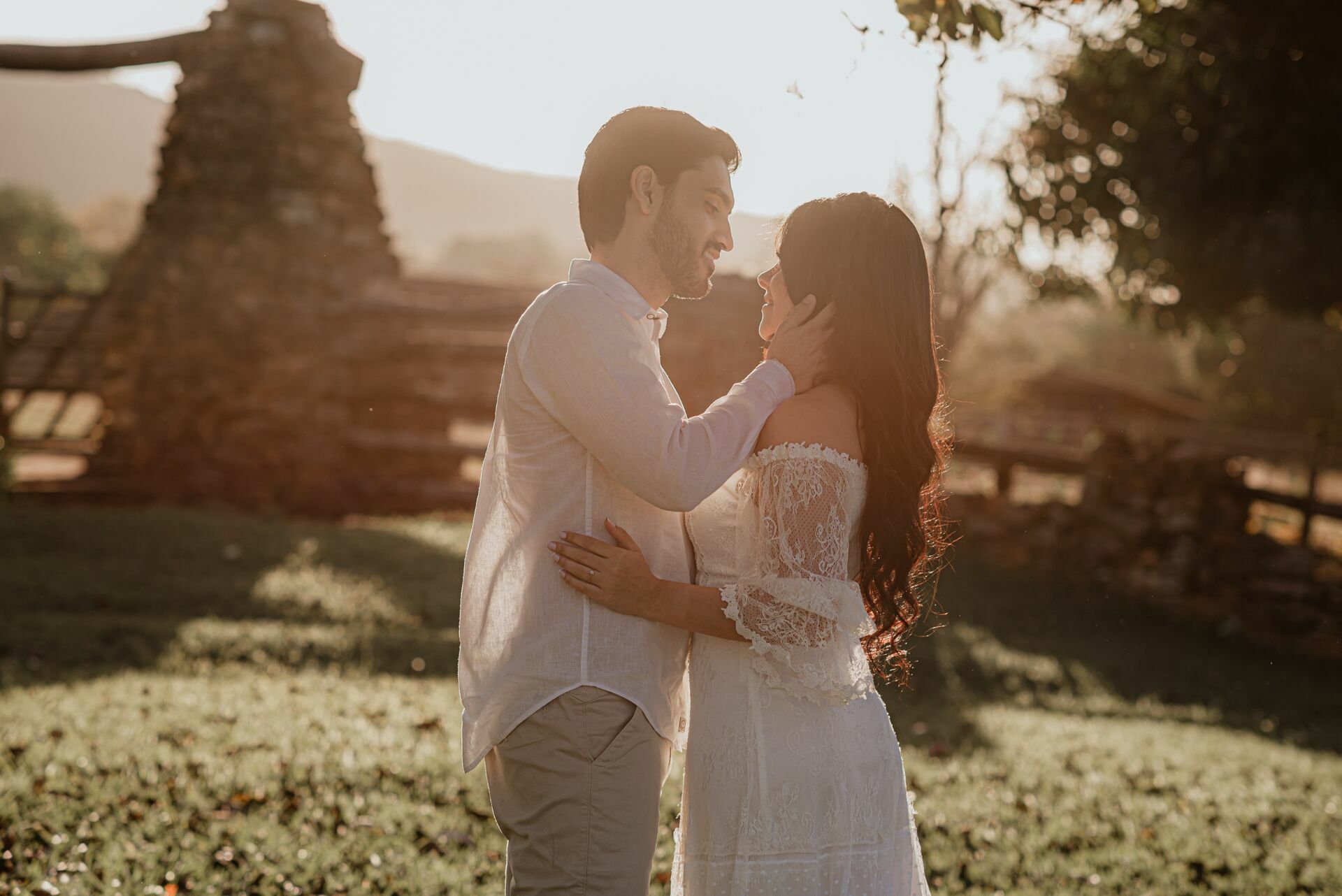 Foto Pré-wedding com flores bouganville rosa na fazenda - Sarah e Vitor Hugo - Imagem 7