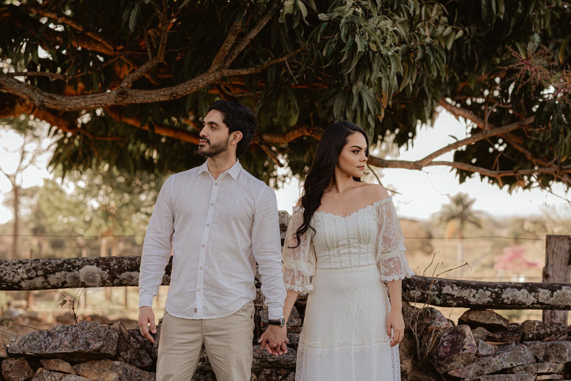 Foto Pré-wedding com flores bouganville rosa na fazenda - Sarah e Vitor Hugo - Imagem 4