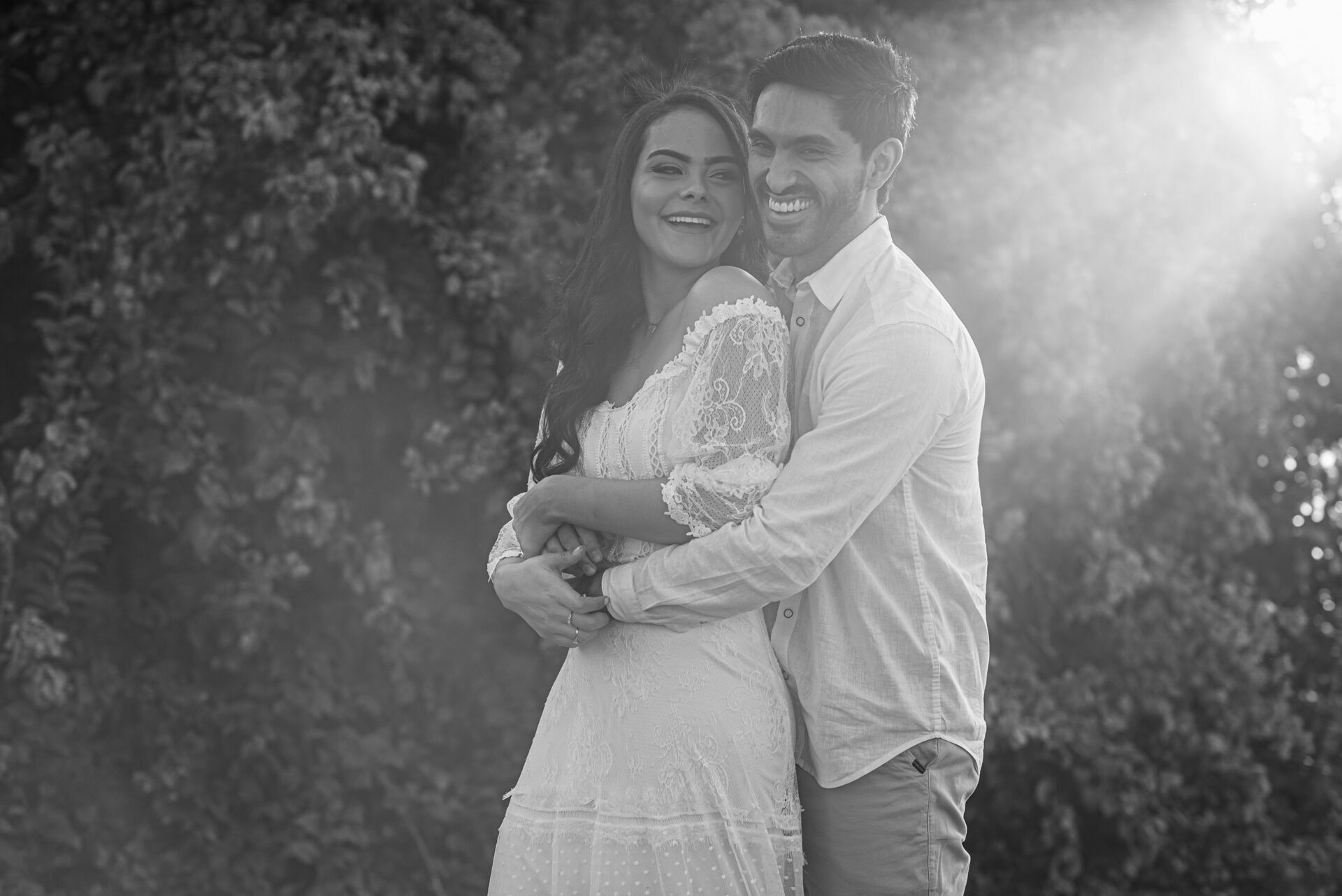 Foto Pré-wedding com flores bouganville rosa na fazenda - Sarah e Vitor Hugo - Imagem 17