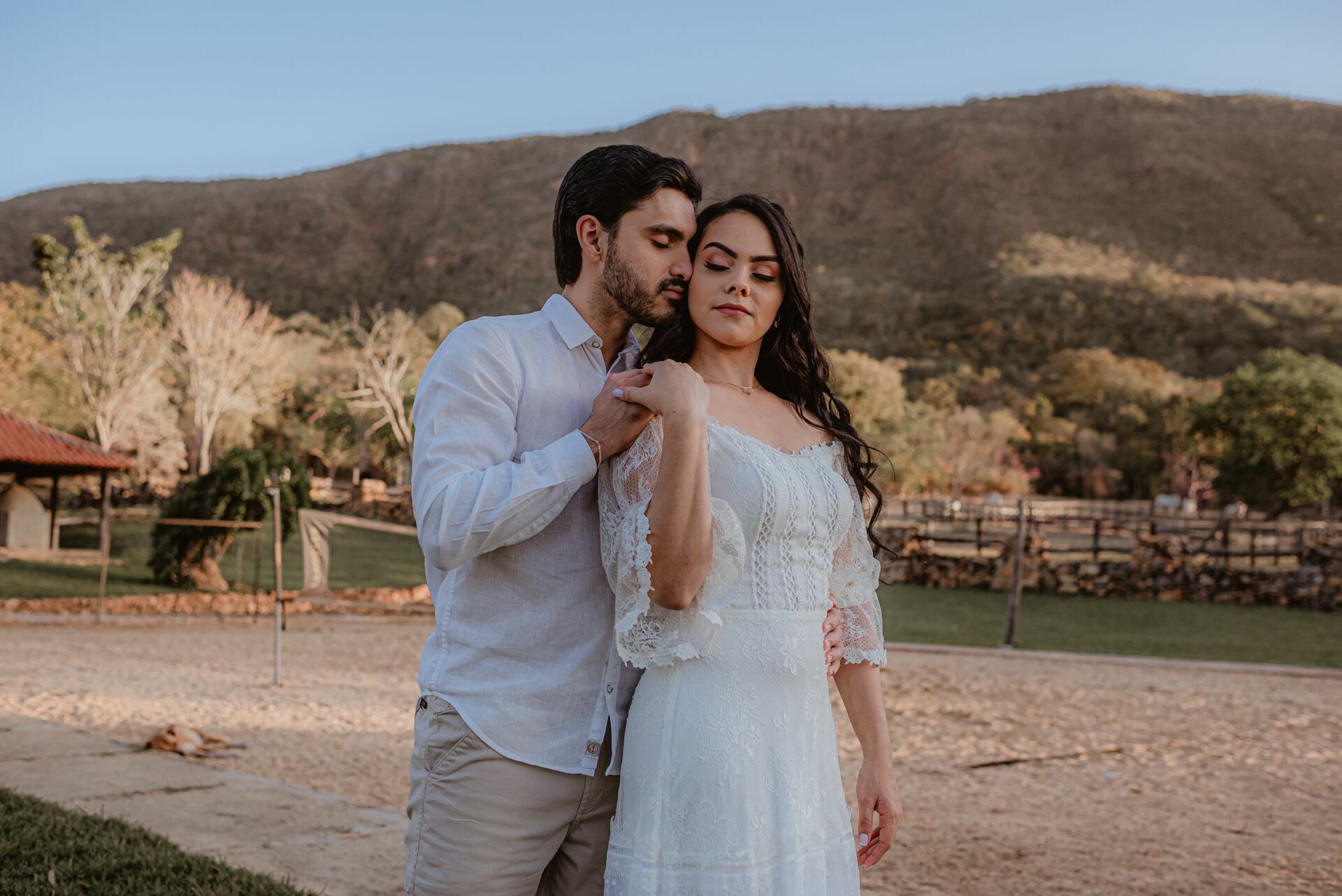 Foto Pré-wedding com flores bouganville rosa na fazenda - Sarah e Vitor Hugo - Imagem 20