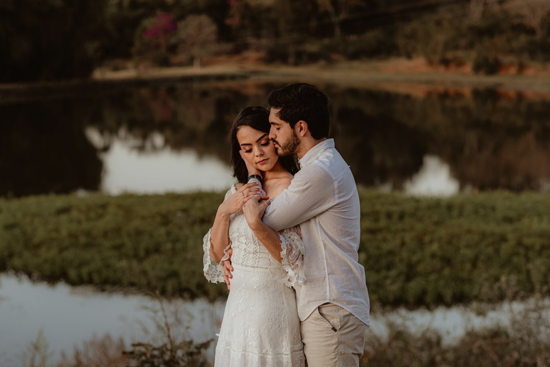 Foto Pré-wedding com flores bouganville rosa na fazenda - Sarah e Vitor Hugo - Imagem 29