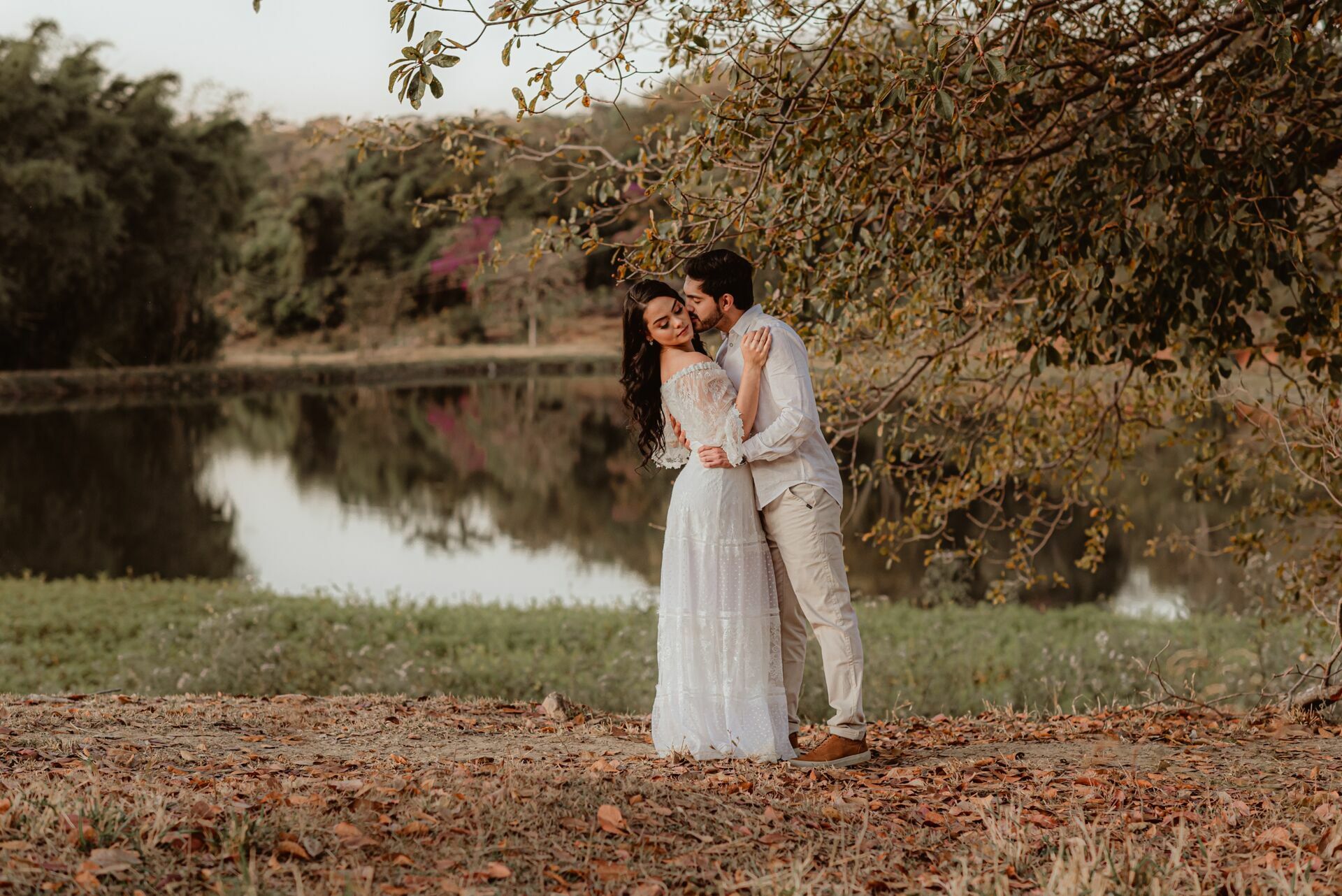 Foto Pré-wedding com flores bouganville rosa na fazenda - Sarah e Vitor Hugo - Imagem 32