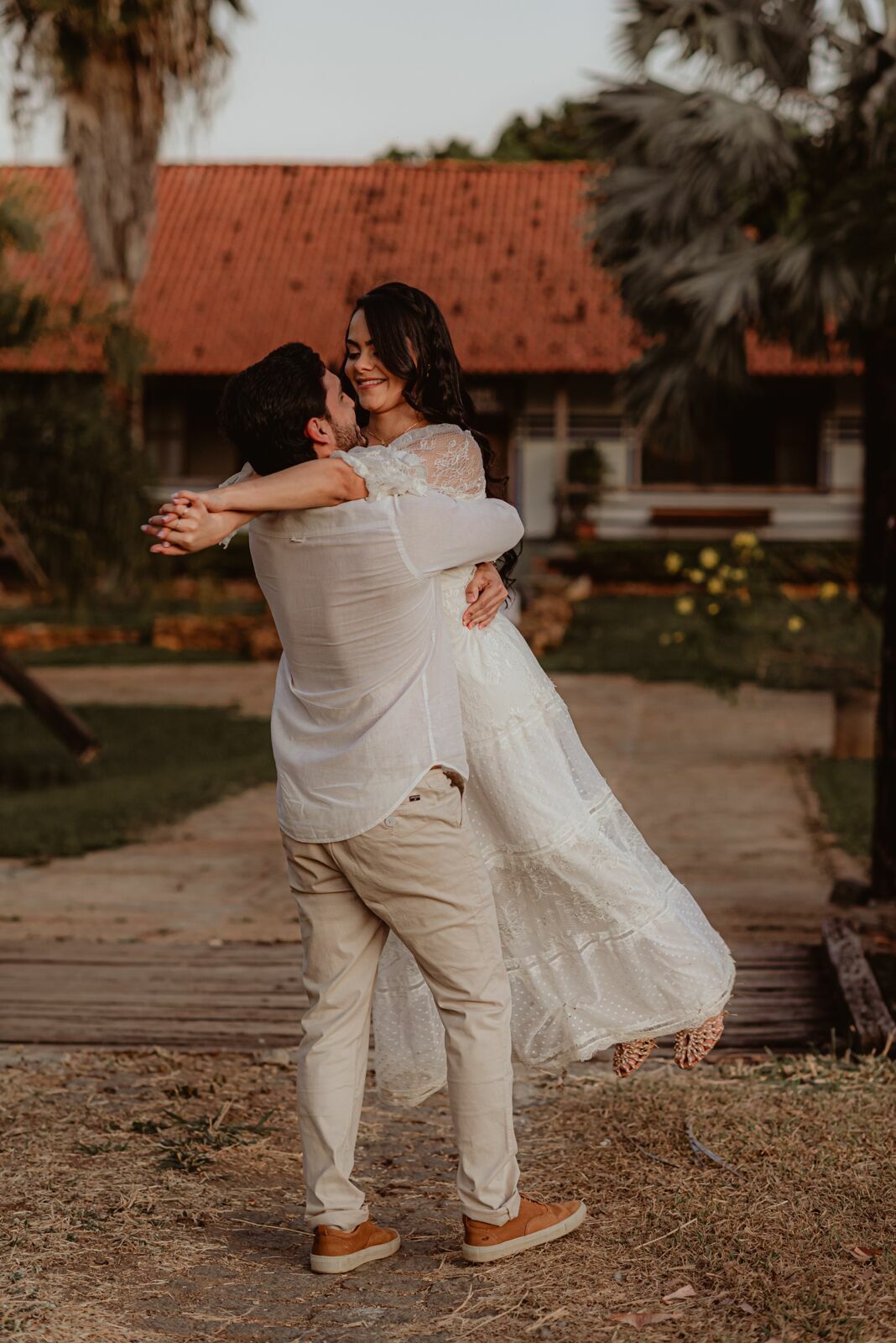 Foto Pré-wedding com flores bouganville rosa na fazenda - Sarah e Vitor Hugo - Imagem 36