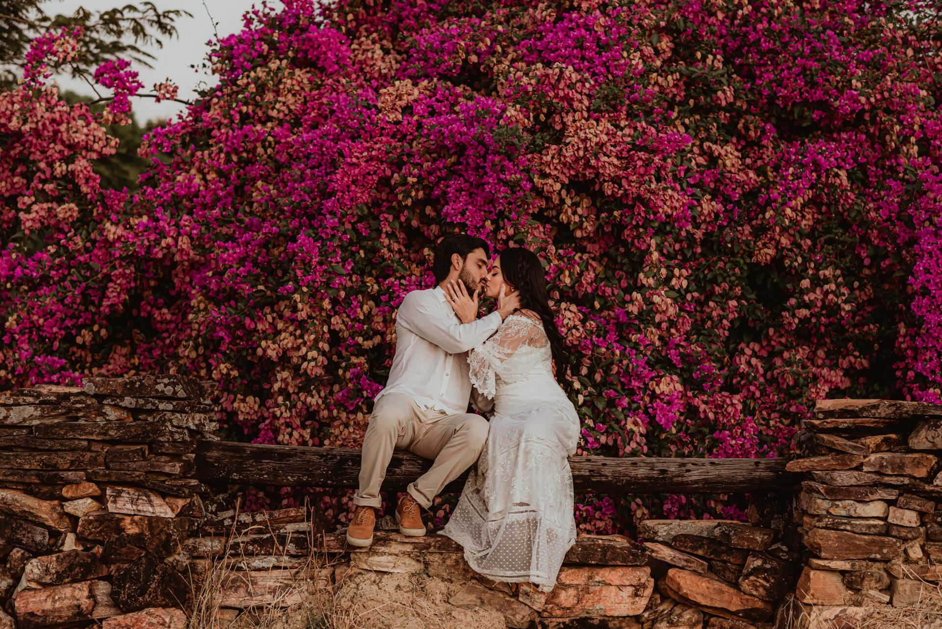 Foto Pré-wedding com flores bouganville rosa na fazenda - Sarah e Vitor Hugo - Imagem 40