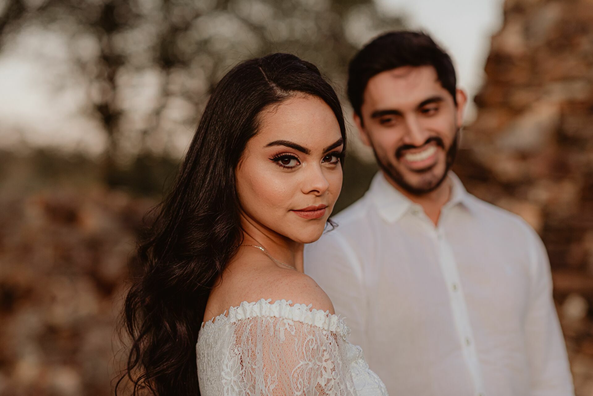 Foto Pré-wedding com flores bouganville rosa na fazenda - Sarah e Vitor Hugo - Imagem 38