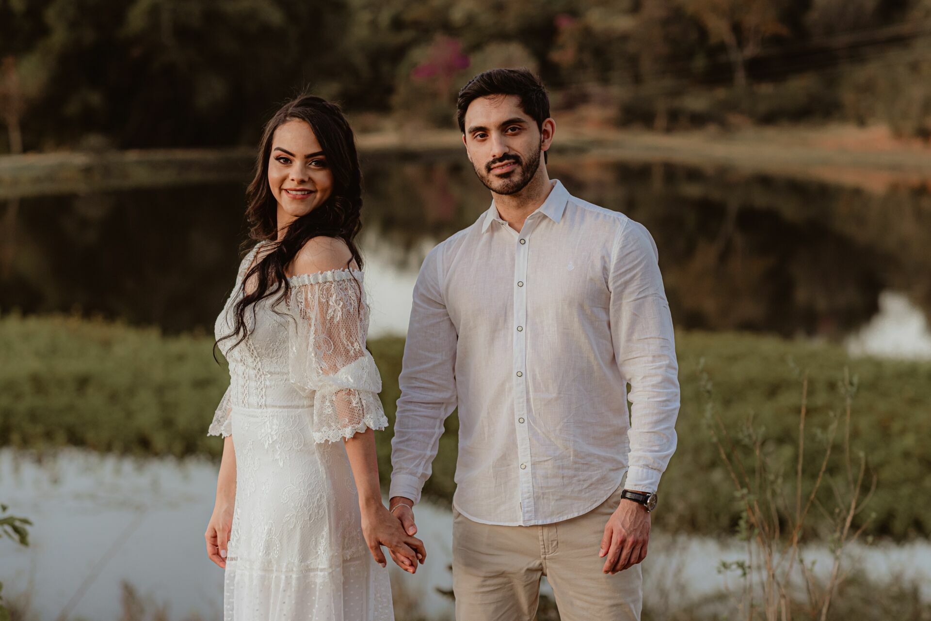 Foto Pré-wedding com flores bouganville rosa na fazenda - Sarah e Vitor Hugo - Imagem 31