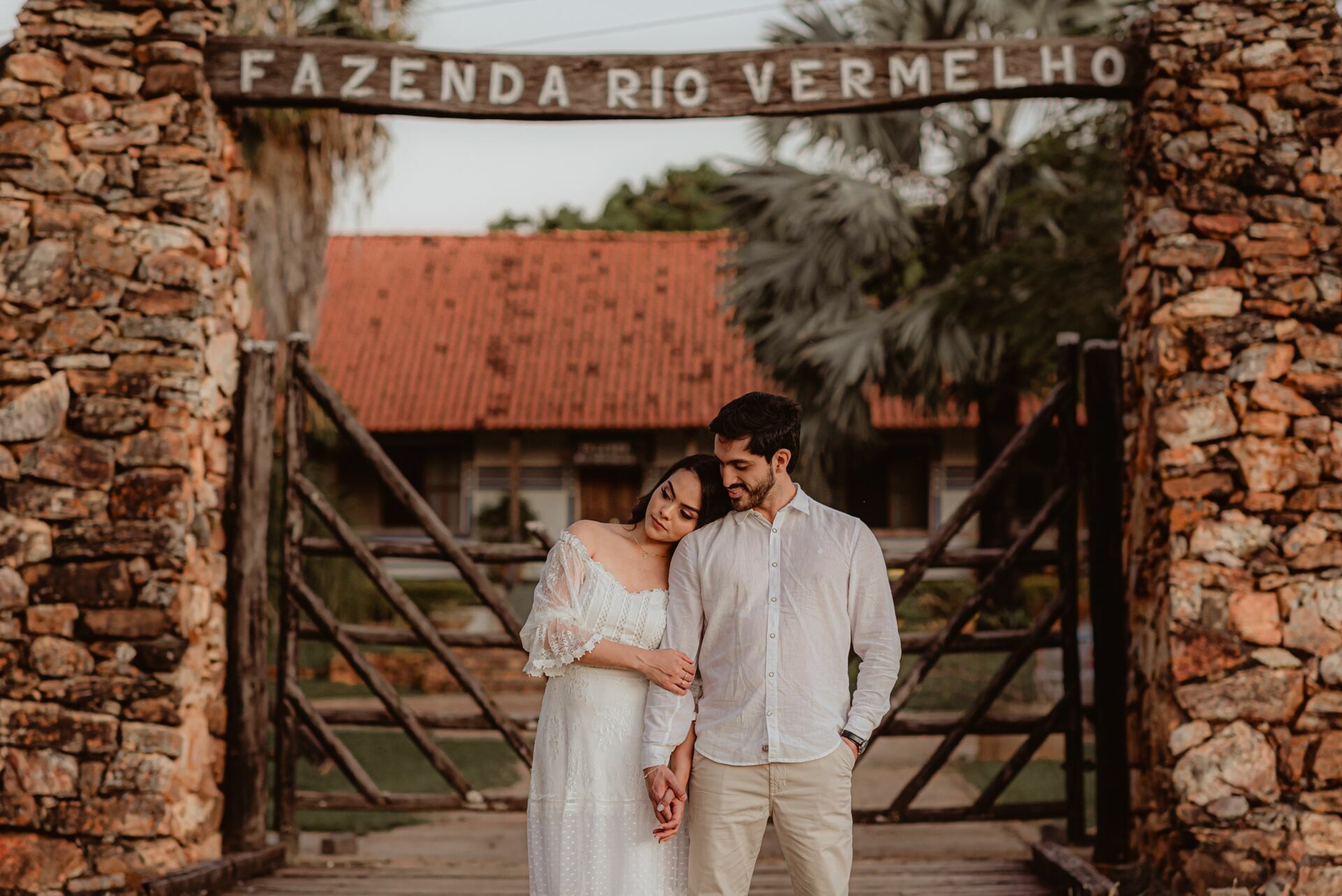 Foto Pré-wedding com flores bouganville rosa na fazenda - Sarah e Vitor Hugo - Imagem 39