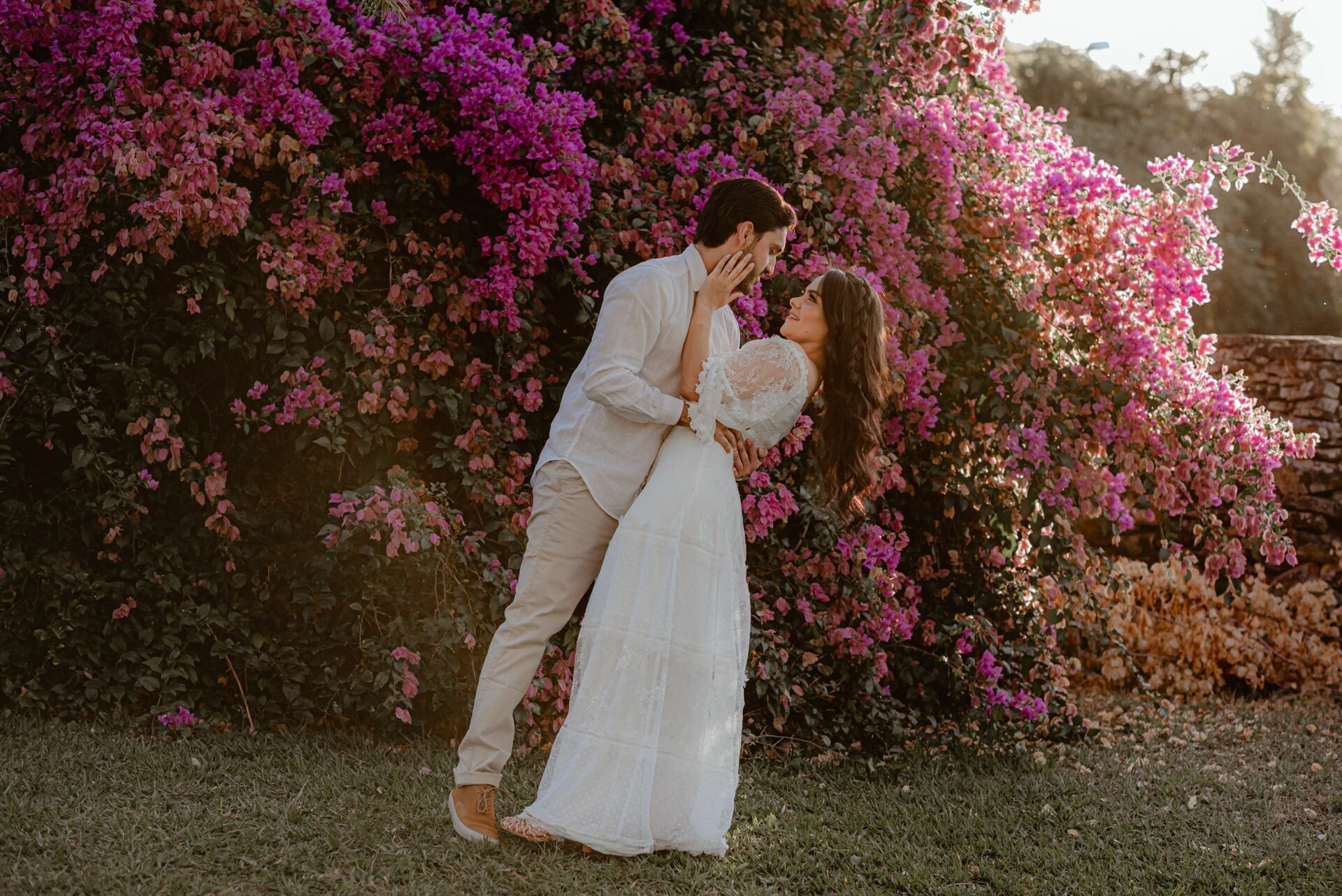 Foto Pré-wedding com flores bouganville rosa na fazenda - Sarah e Vitor Hugo - Imagem 12