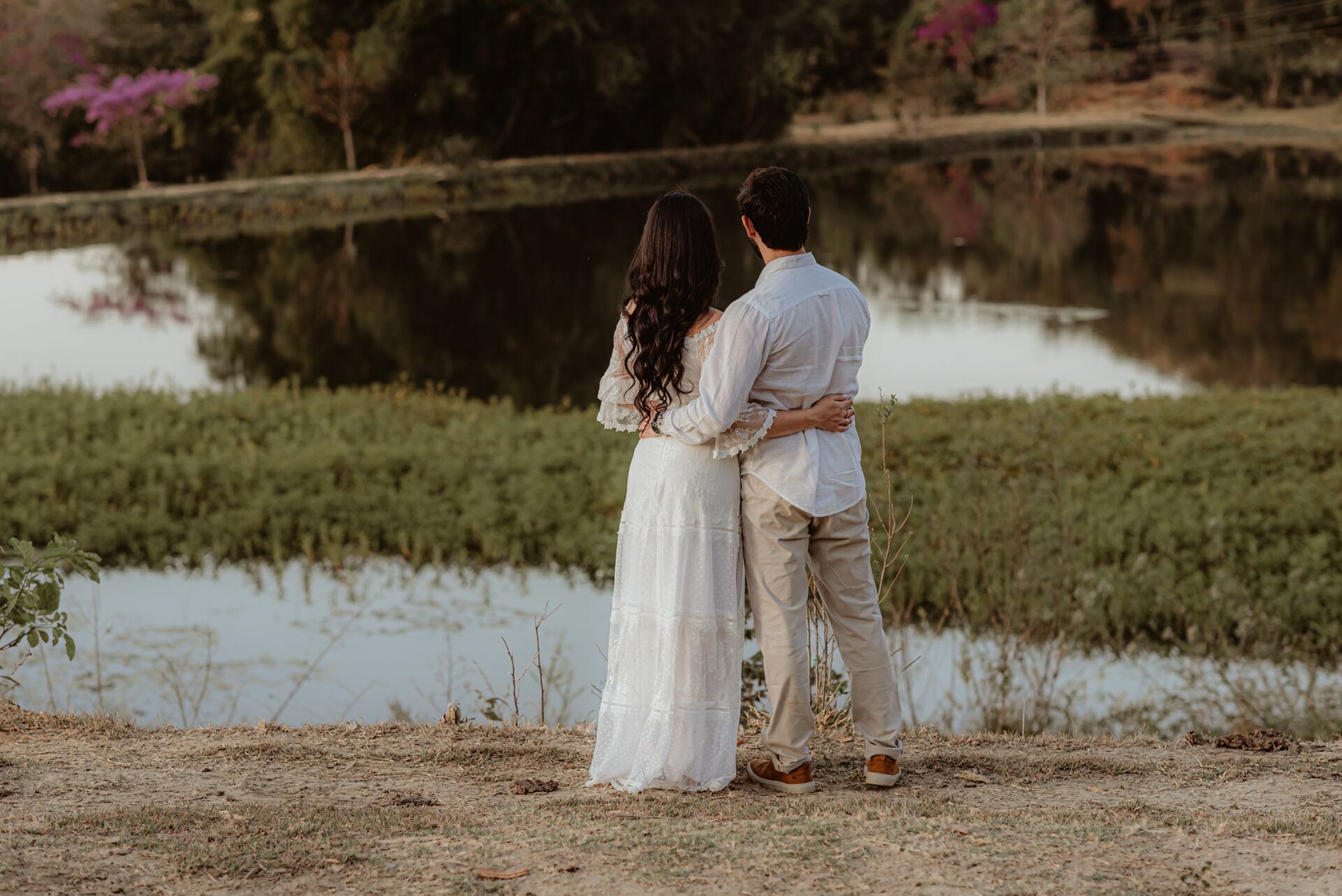Foto Pré-wedding com flores bouganville rosa na fazenda - Sarah e Vitor Hugo - Imagem 28