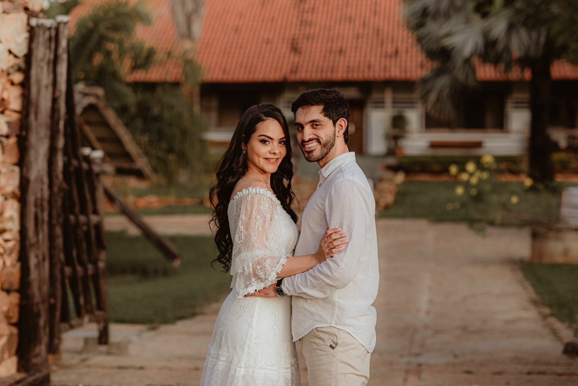 Foto Pré-wedding com flores bouganville rosa na fazenda - Sarah e Vitor Hugo - Imagem 34