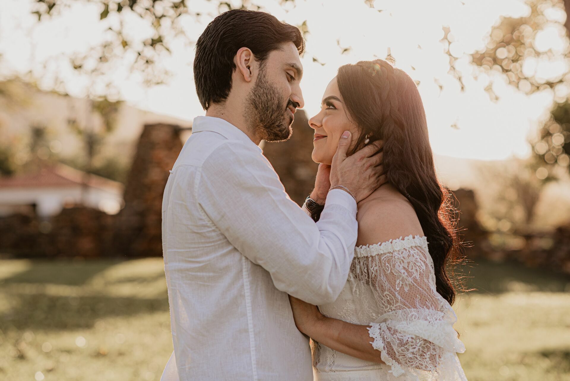 Foto Pré-wedding com flores bouganville rosa na fazenda - Sarah e Vitor Hugo - Imagem 8