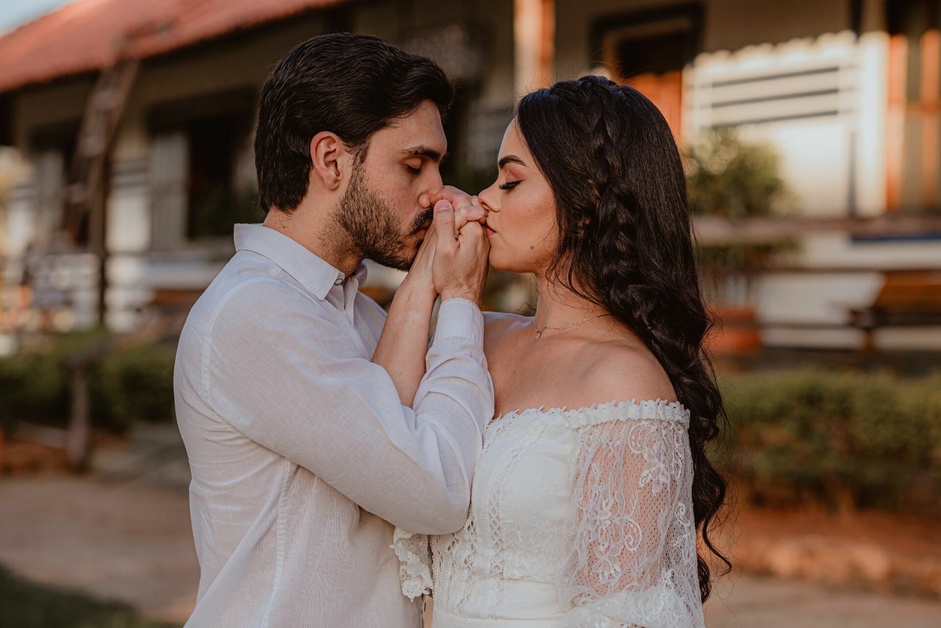 Foto Pré-wedding com flores bouganville rosa na fazenda - Sarah e Vitor Hugo - Imagem 21