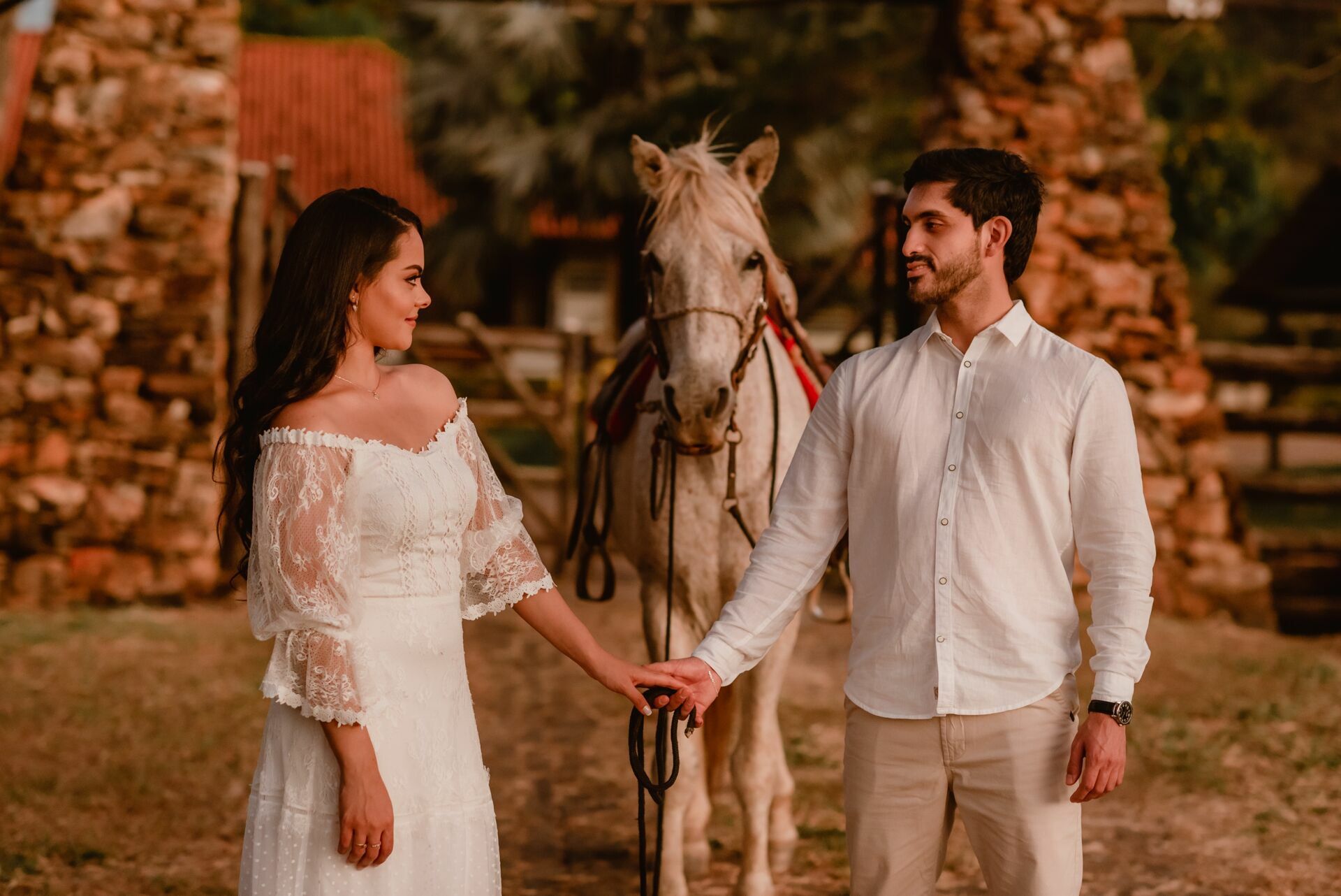 Foto Pré-wedding com flores bouganville rosa na fazenda - Sarah e Vitor Hugo - Imagem 44