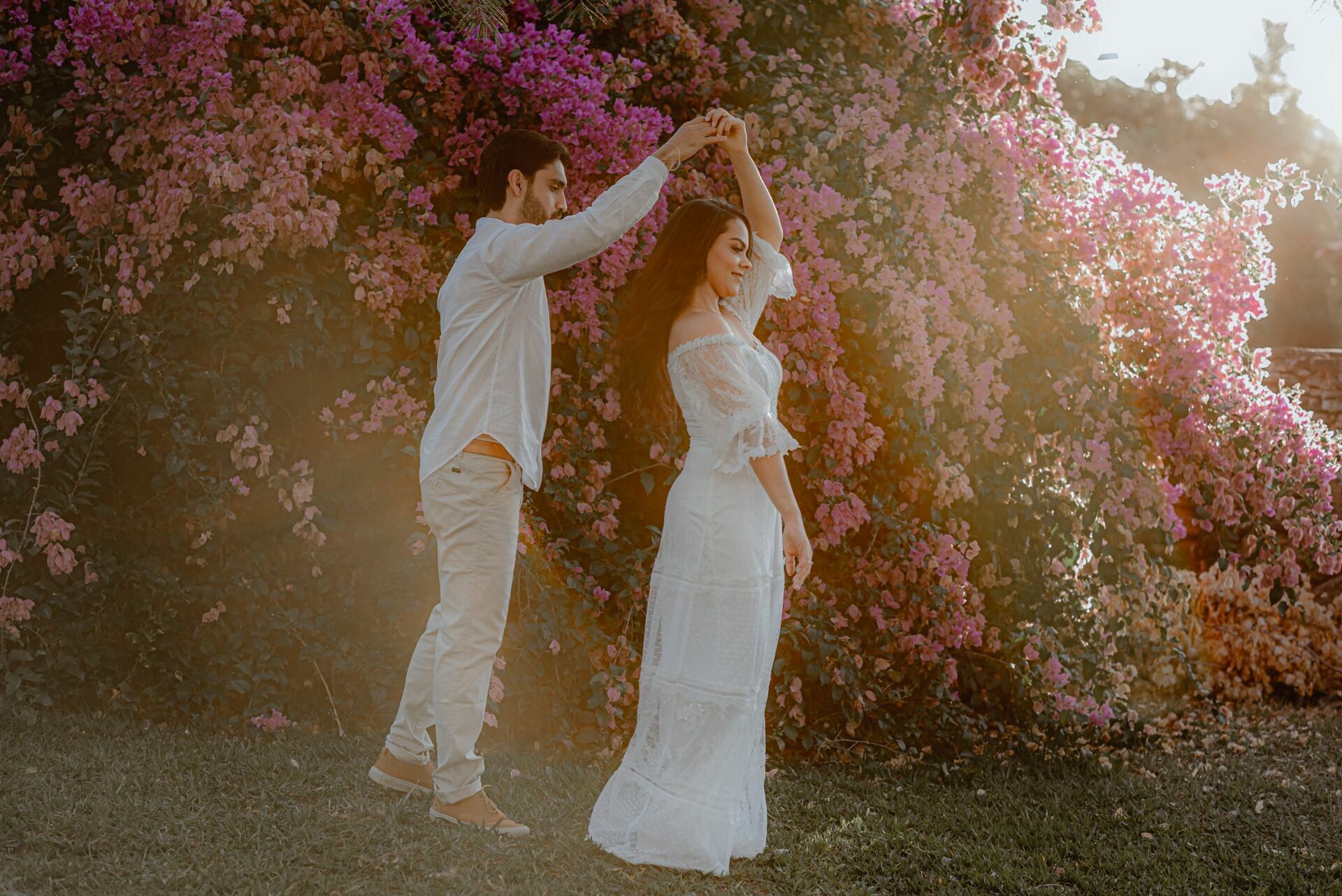 Foto Pré-wedding com flores bouganville rosa na fazenda - Sarah e Vitor Hugo - Imagem 11