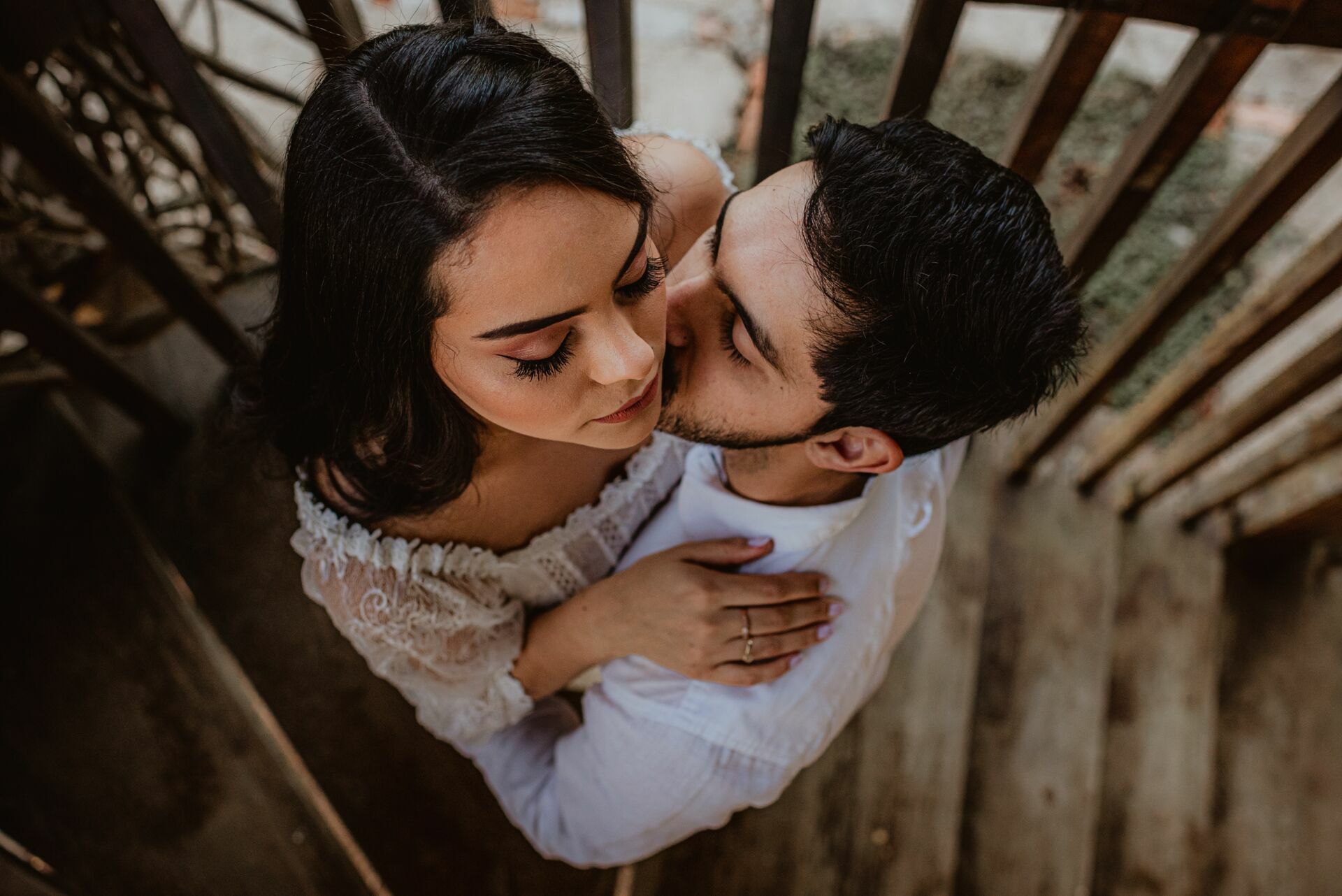 Foto Pré-wedding com flores bouganville rosa na fazenda - Sarah e Vitor Hugo - Imagem 26