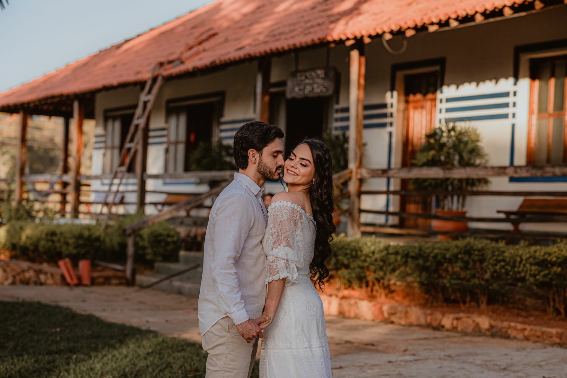 Foto Pré-wedding com flores bouganville rosa na fazenda - Sarah e Vitor Hugo - Imagem 22