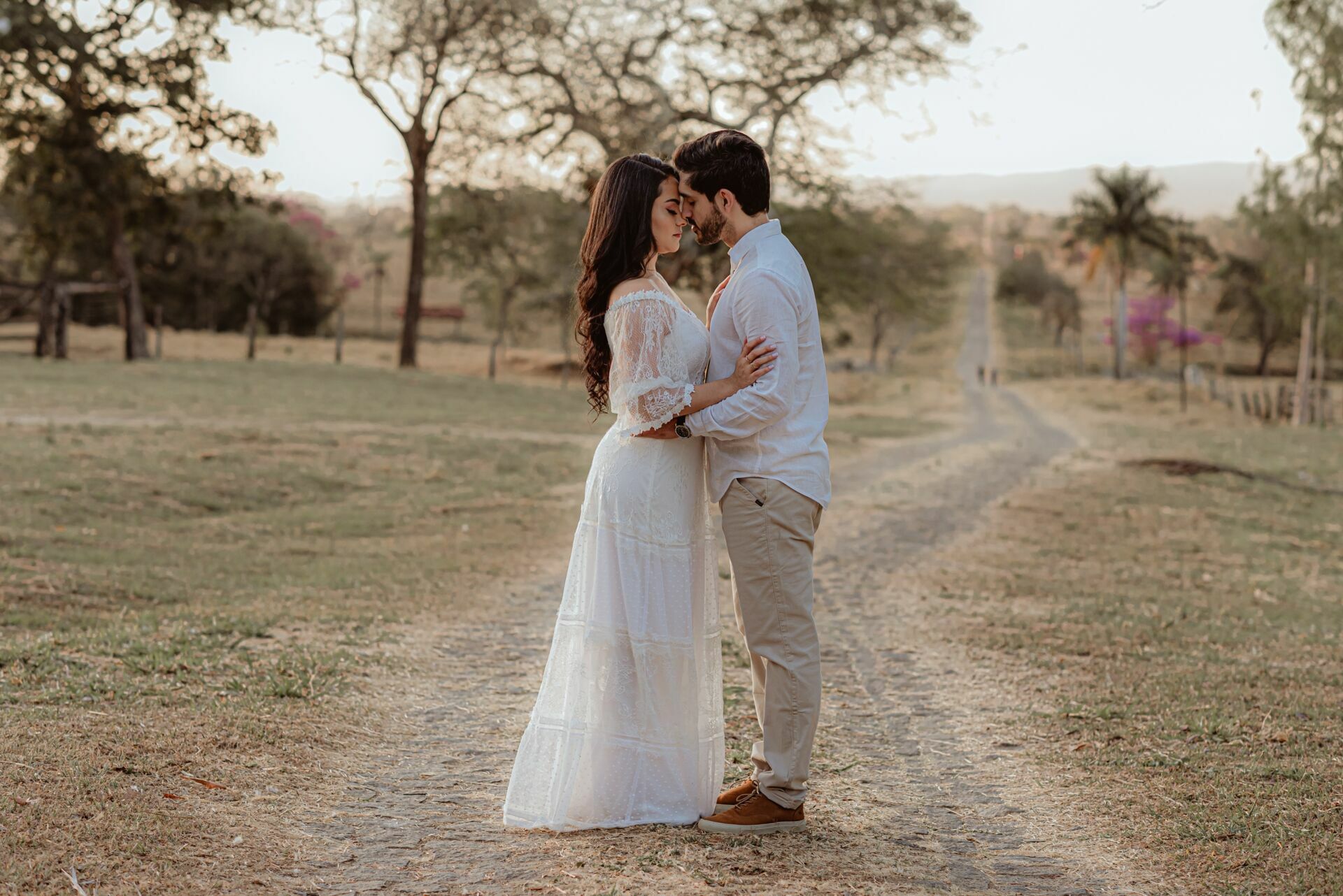 Foto Pré-wedding com flores bouganville rosa na fazenda - Sarah e Vitor Hugo - Imagem 27