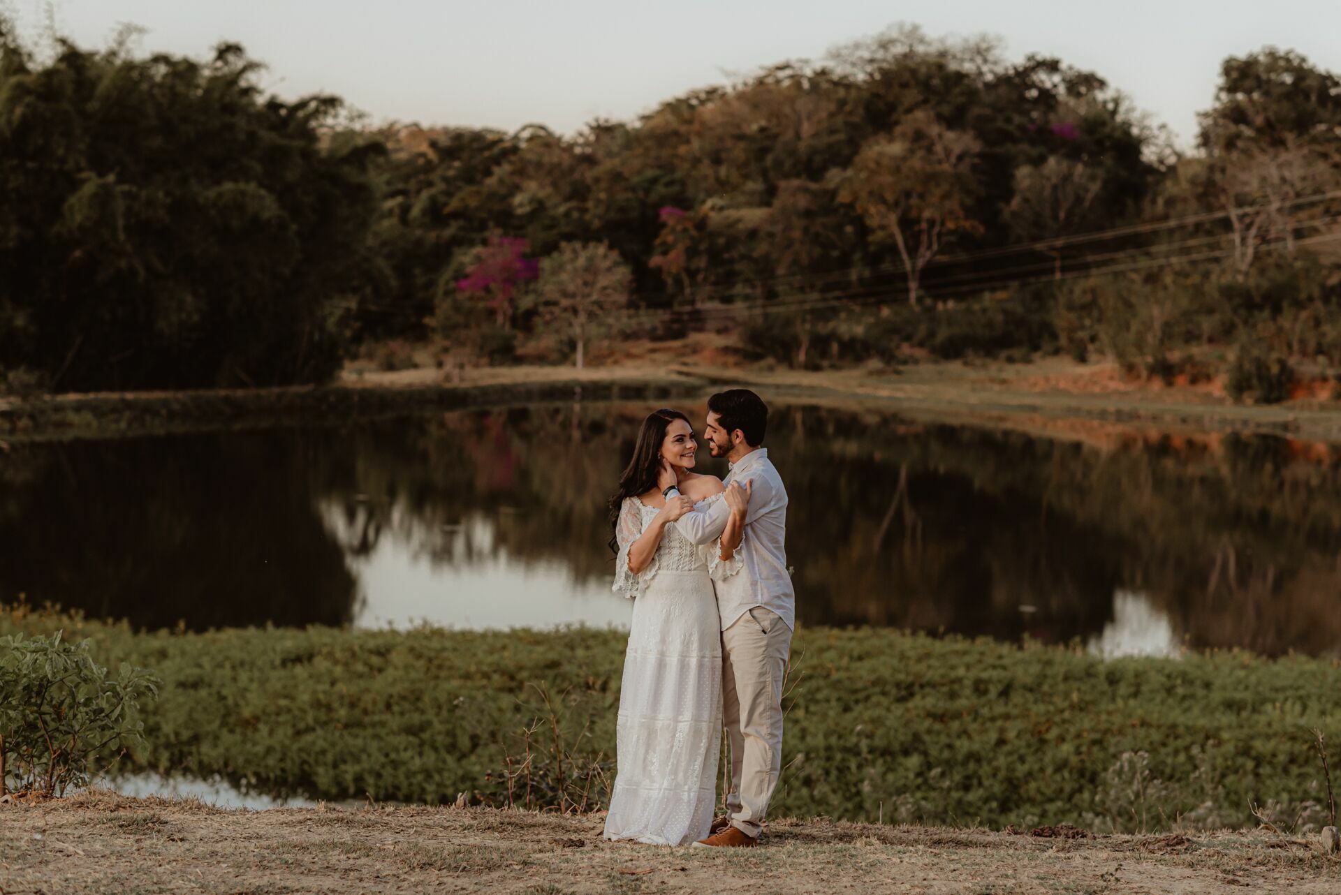 Foto Pré-wedding com flores bouganville rosa na fazenda - Sarah e Vitor Hugo - Imagem 30