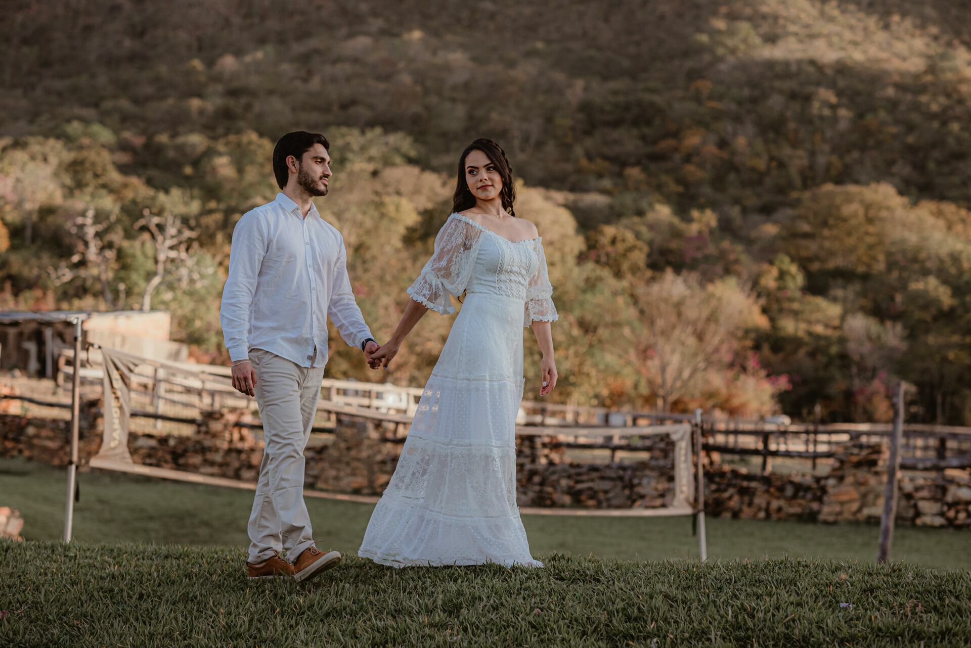 Foto Pré-wedding com flores bouganville rosa na fazenda - Sarah e Vitor Hugo - Imagem 19