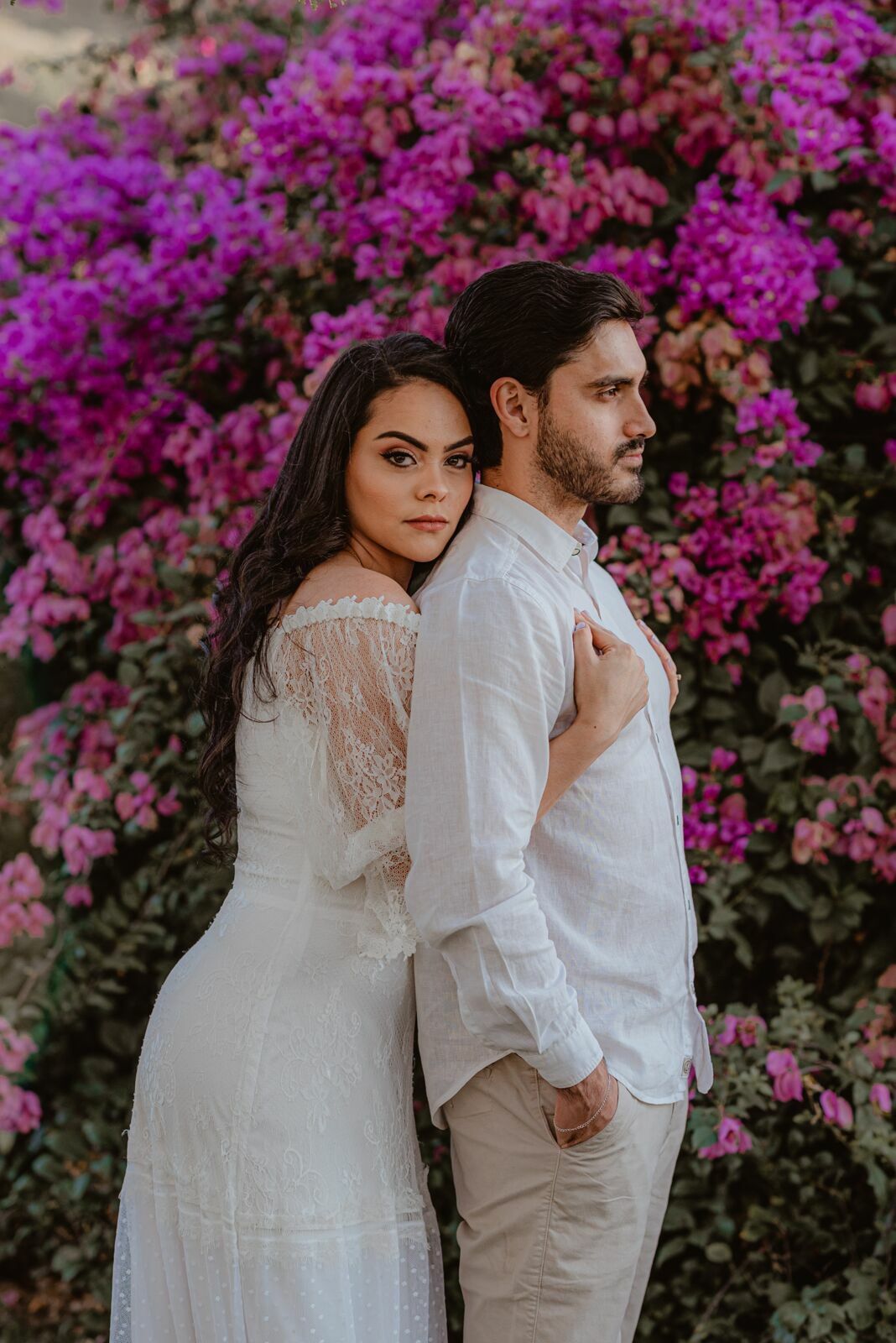 Foto Pré-wedding com flores bouganville rosa na fazenda - Sarah e Vitor Hugo - Imagem 16