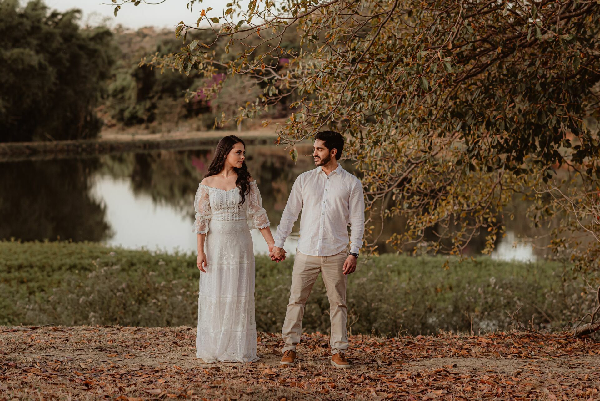 Foto Pré-wedding com flores bouganville rosa na fazenda - Sarah e Vitor Hugo - Imagem 33