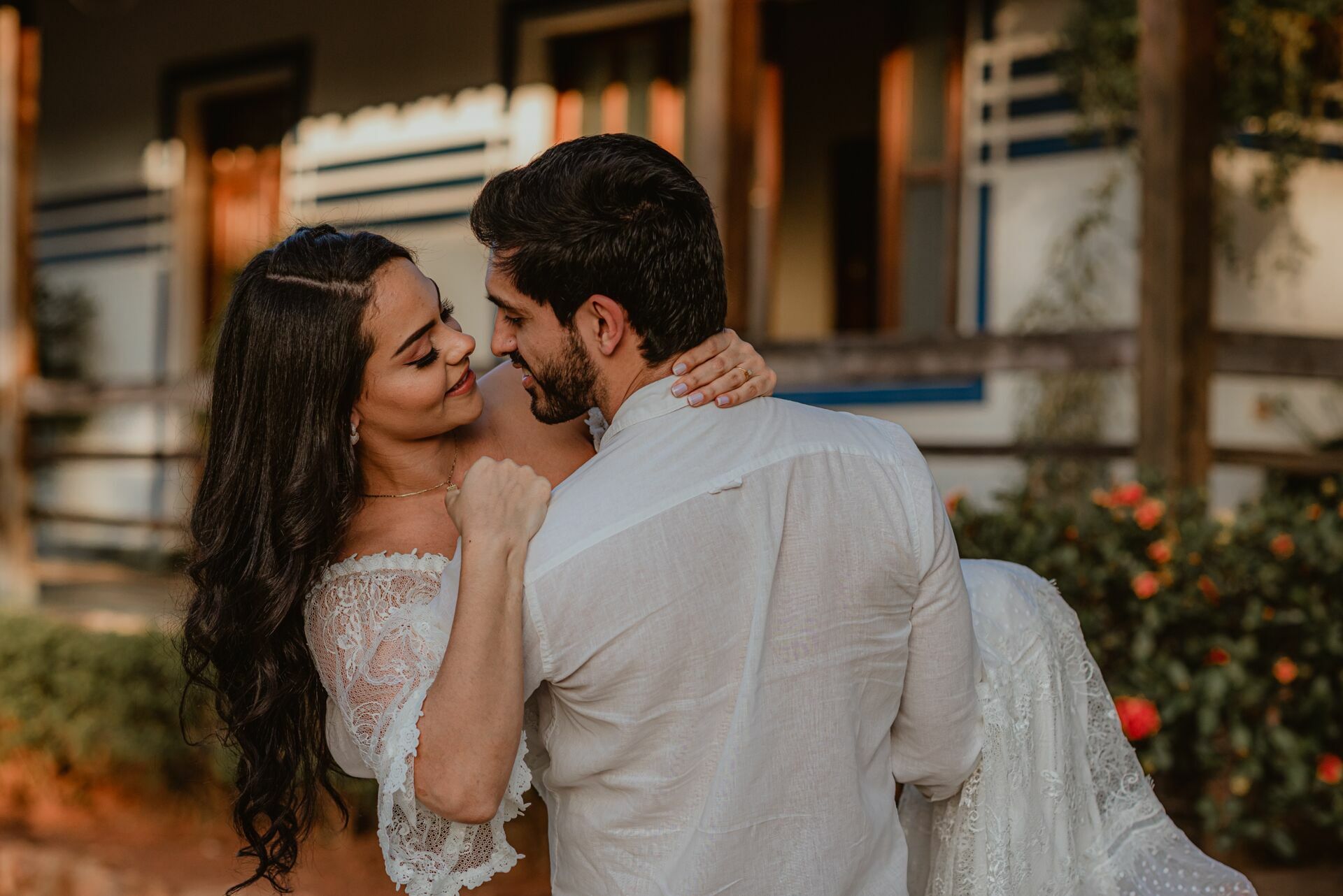 Foto Pré-wedding com flores bouganville rosa na fazenda - Sarah e Vitor Hugo - Imagem 23